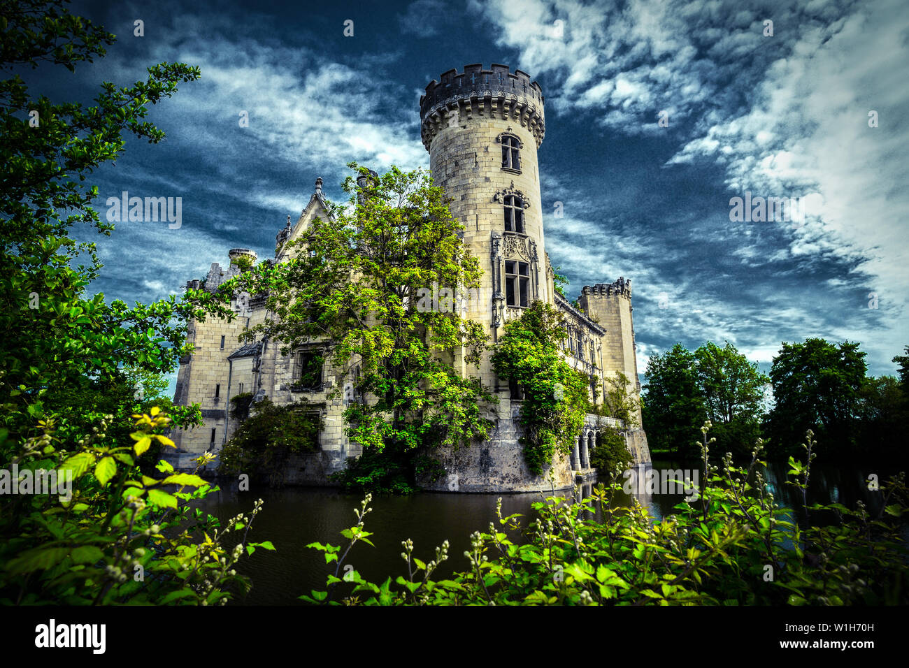 Märchenhafte Ruine eines französischen Schlosses, La Mothe Chandeniers Stockfoto
