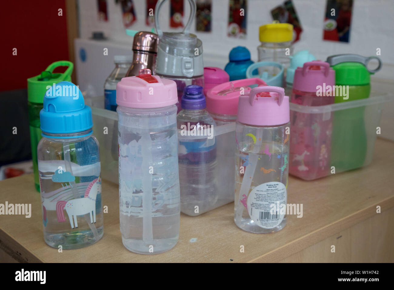 Plastikflaschen an einer Schule, dass Kinder, die in als Maß Nutzung des verfügbaren Kunststoffe einzudämmen. Die Schule ist in Harlesden, London. Stockfoto