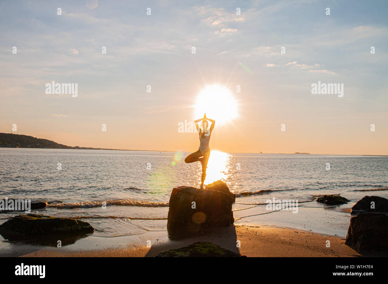 Silhouette Frau Yoga Am Strand Bei Sonnenaufgang Frau Ist Yoga Bei Sonnenuntergang Am Meer Ruhe Und Selbstbeherrschung Stockfotografie Alamy