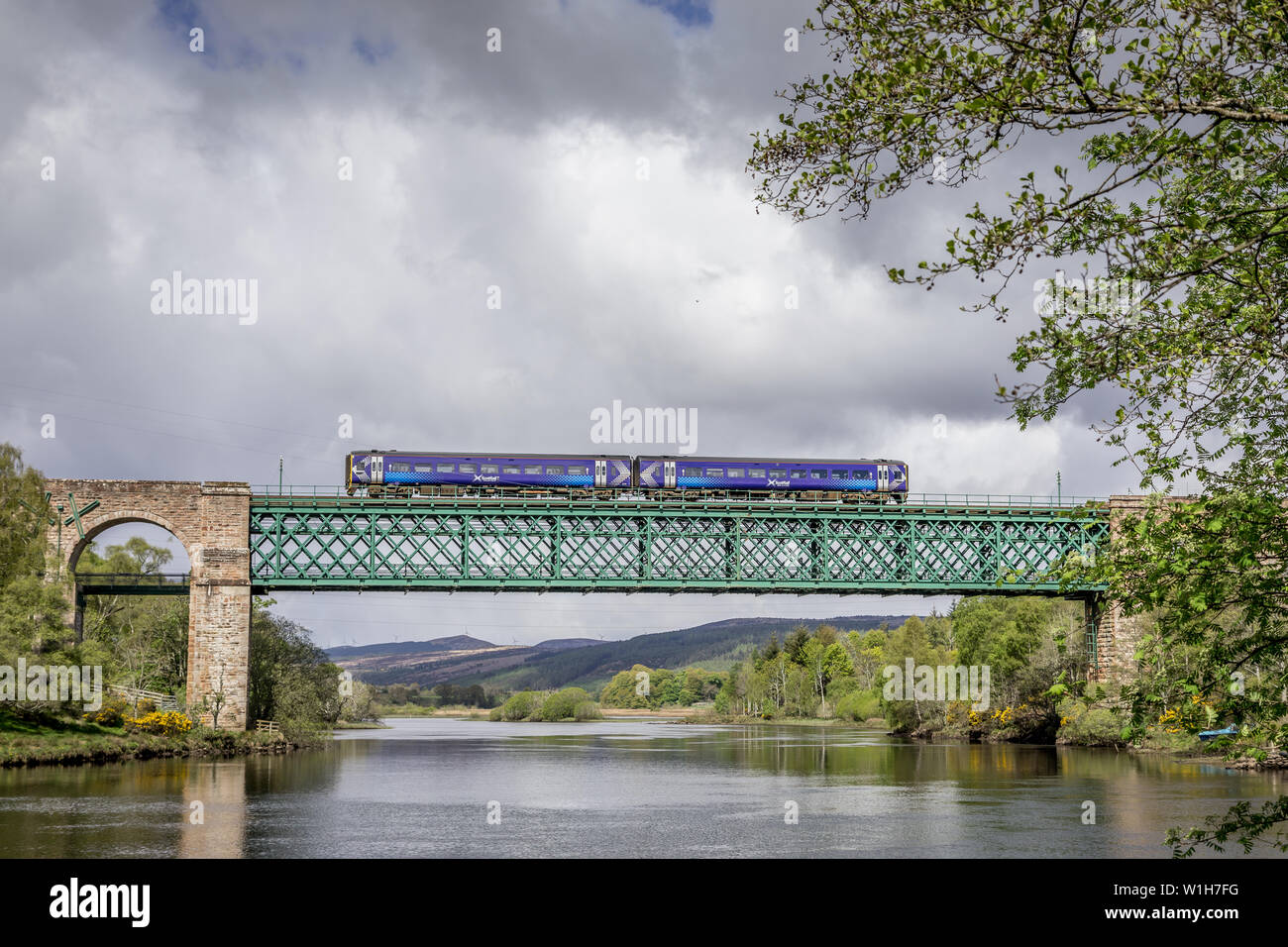 Scotrail Klasse 158 Nr. 158706 Kreuze Shin Viadukt in der Nähe von Invershin, Highlands, Schottland, UK Stockfoto