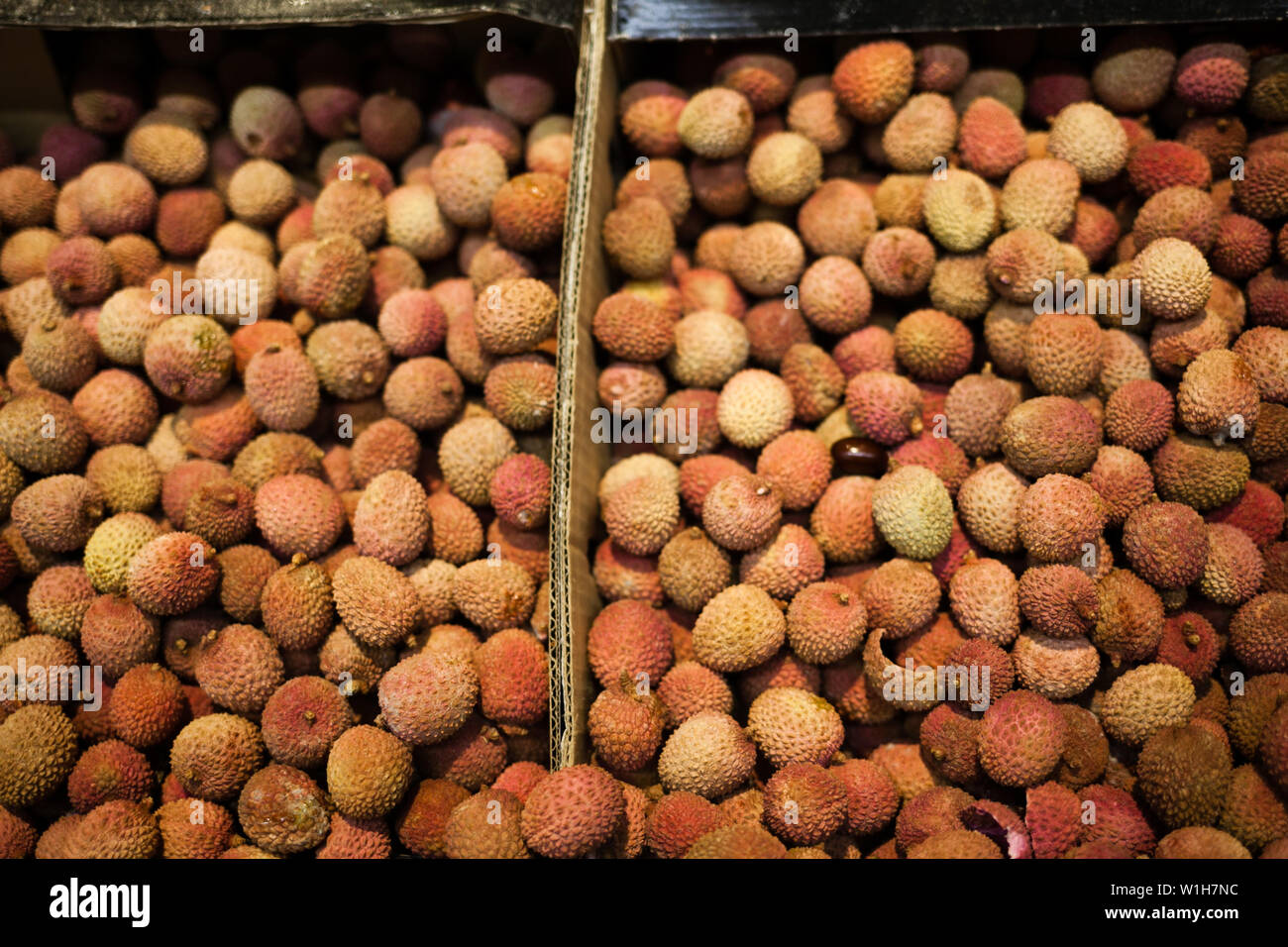 Lychee, Litschi, lichi auf dem Markt für Obst Muster Hintergrund. Gesunde und vegetarische Kost. Stockfoto