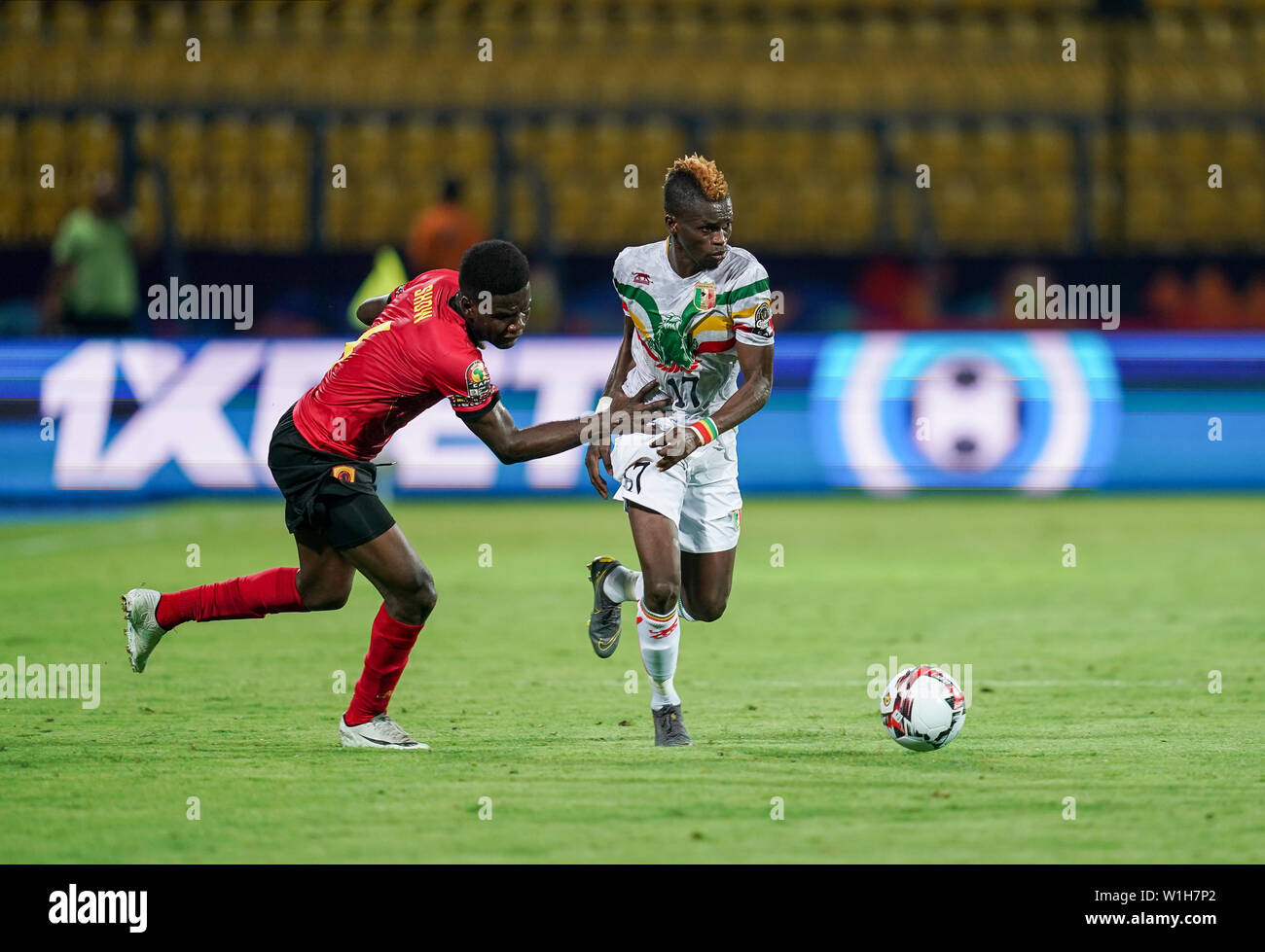 Ismailia, Ägypten. 2. Juli 2019. Falaye Sacko von Mali während der 2019 Afrika Cup der Nationen Übereinstimmung zwischen Angola und Mali am Ismailia Stadion in Ismailia, Ägypten. Ulrik Pedersen/CSM/Alamy leben Nachrichten Stockfoto