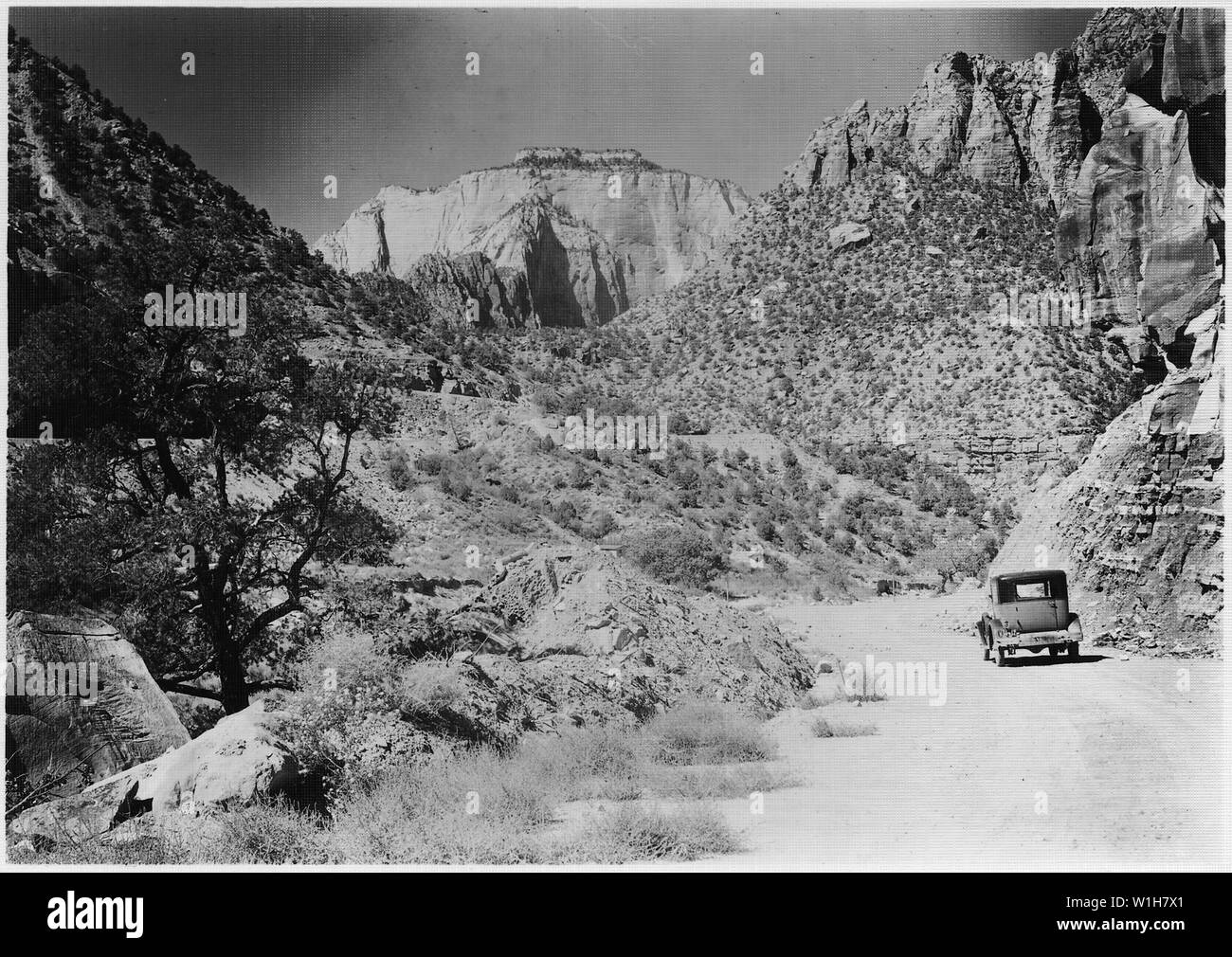 Neue Straße von Mt. Carmel, von Pine Creek Bridge an der Basis der Serpentinen, West Tempel entfernt. Stockfoto