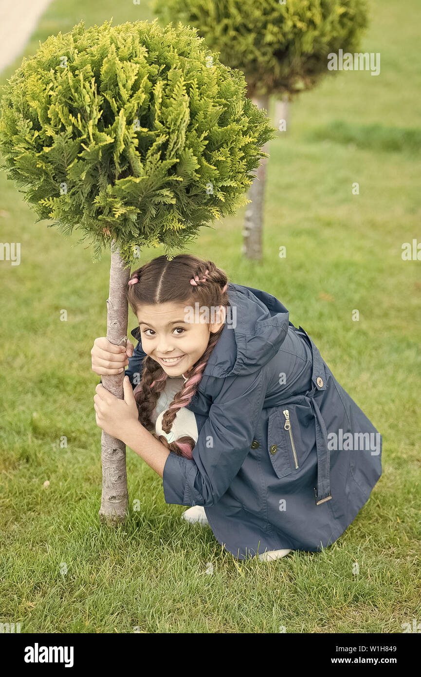 Verstecken Spielen Madchen Cute Kid Grunes Gras Hintergrund Gesunde Emotionale Gluckliches Kind Entspannung Im Freien Was Macht Kinder Glucklich Madchen Zopfe Frisur Entspannen Gerne Ausblenden Spiel Im Freien Stockfotografie Alamy