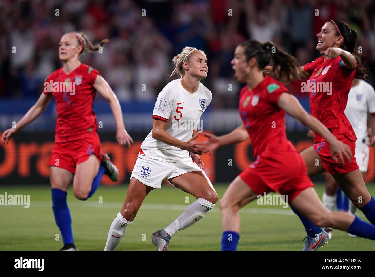 England's Steph Houghton (Mitte) nach dem Vermissen ihre elfmeter als Vereinigte Staaten feiern während der FIFA Frauen-WM Finale im Stade de Lyon. Stockfoto