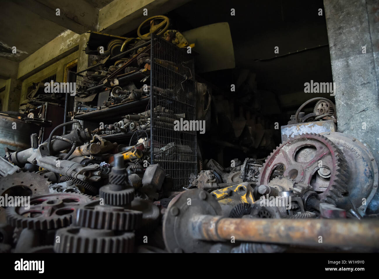 Juni 19, 2019 - Srinagar, Jammu und Kaschmir, Indien - ein Blick auf den Schrott in einem Schrott shop in Srinagar. Recycling schrott Metalle hat immer eine mögliche Geschäft gewesen, in denen man Geld verdienen kann und sogar noch mehr, jetzt mit einem sehr großen Wert auf Recycling. Millionen von Tonnen Schrott sind jedes Jahr verarbeitet, Beispiele, Autos, Fahrräder, Töpfe, Polyäthylen, Heizkörper, Geräte, Leitungen, elektrische Leitungen, Wannen, alte Elektrogeräte und vieles mehr. In Kaschmir, ein Schrott Prozessor ist der Umgang mit metallischen Schrotten ein detailliertes Wissen über die Nachfrage der Produkte im Tal zu haben. S Stockfoto