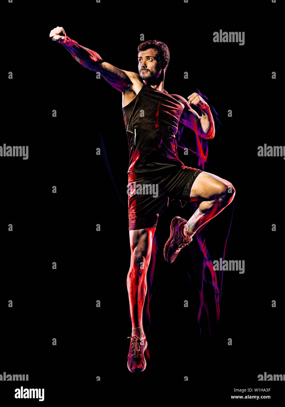 Eine kaukasische player Mann trainieren Fitness Cardio Boxing übung Body Combat studio Schuß auf schwarzen Hintergrund mit Licht malen blur Effekt isoliert Stockfoto