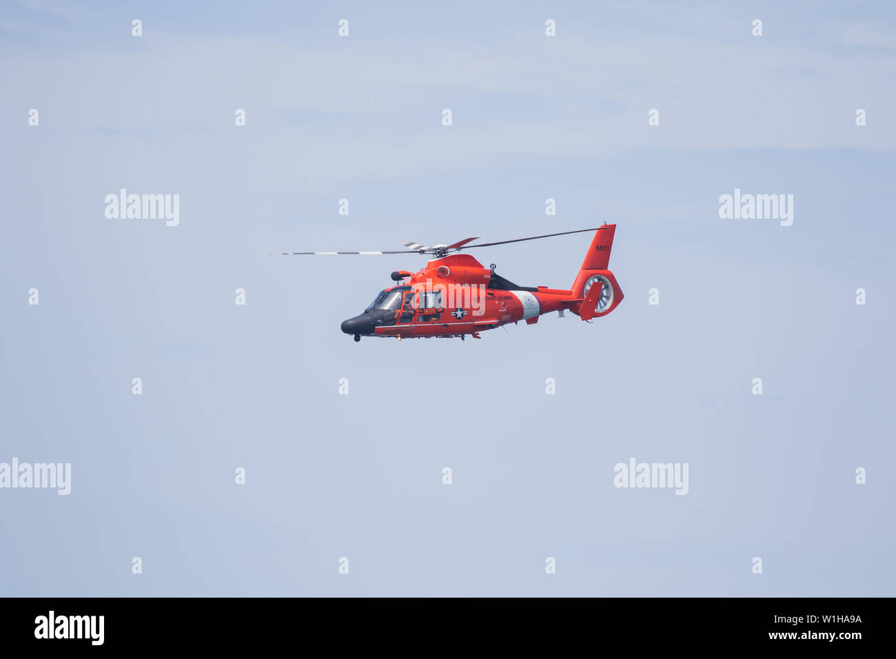 Red US Coast Guard Hubschrauber auf Patrouille vor der Küste von Kalifornien Stockfoto