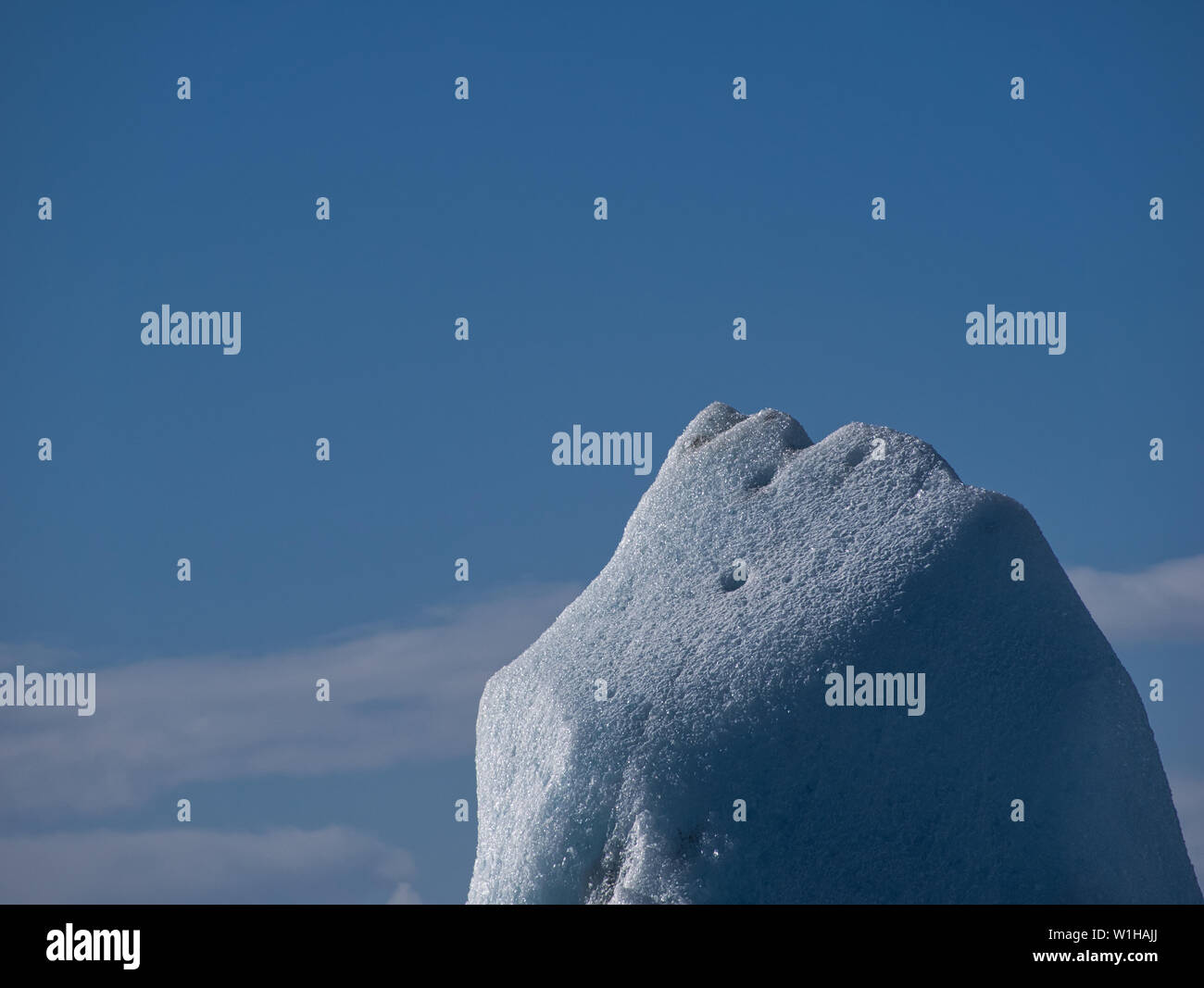 Auf einer großen Eisscholle in der jökulsarlon Gletschersee Stockfoto