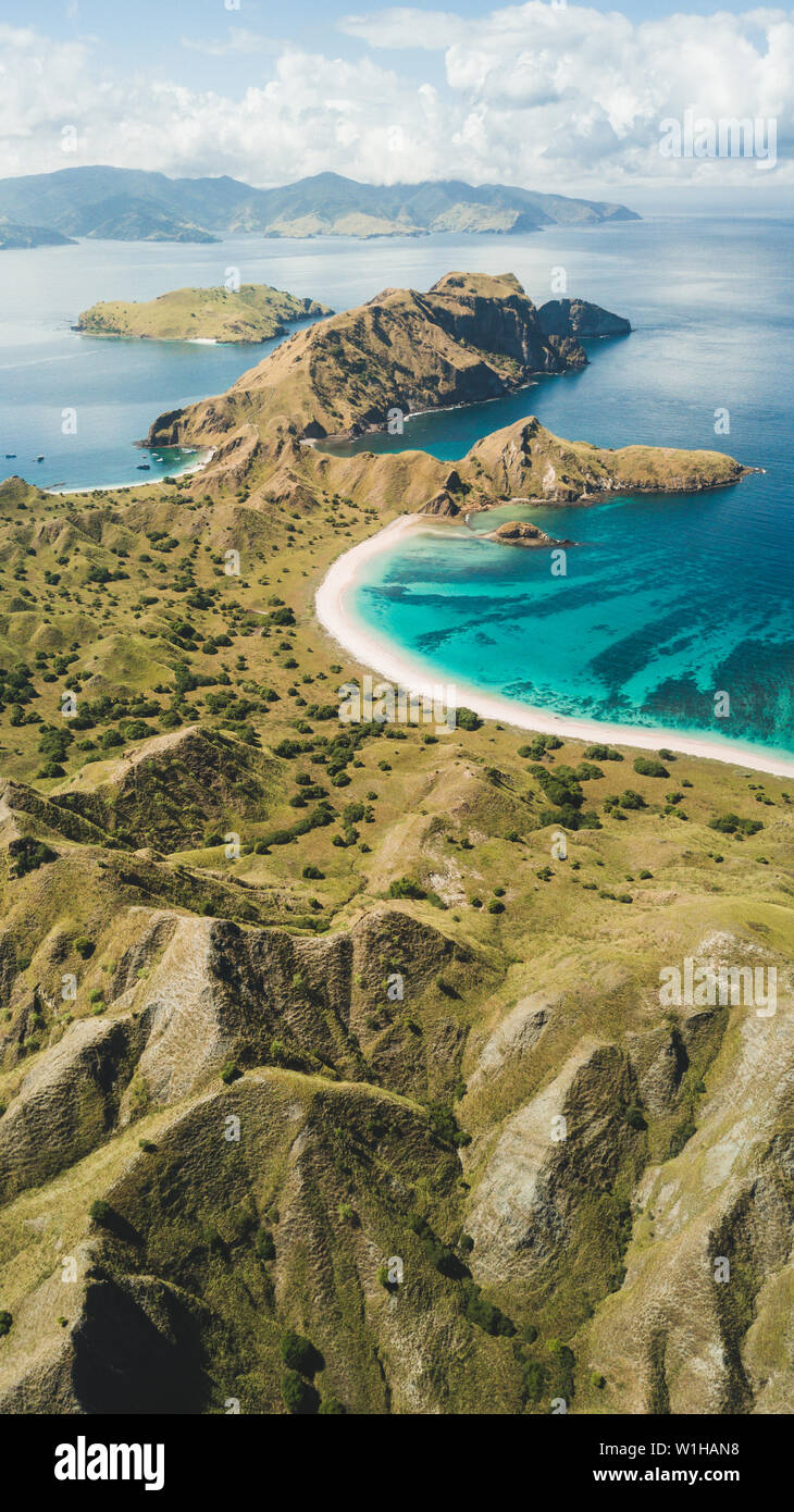 Antenne vertikale Ansicht der Insel Padar im Komodo National Park, Indonesia. Drone schoß, Ansicht von oben. 16:9 für Handy Bildschirmschoner wallpaper. Natur backgroun Stockfoto
