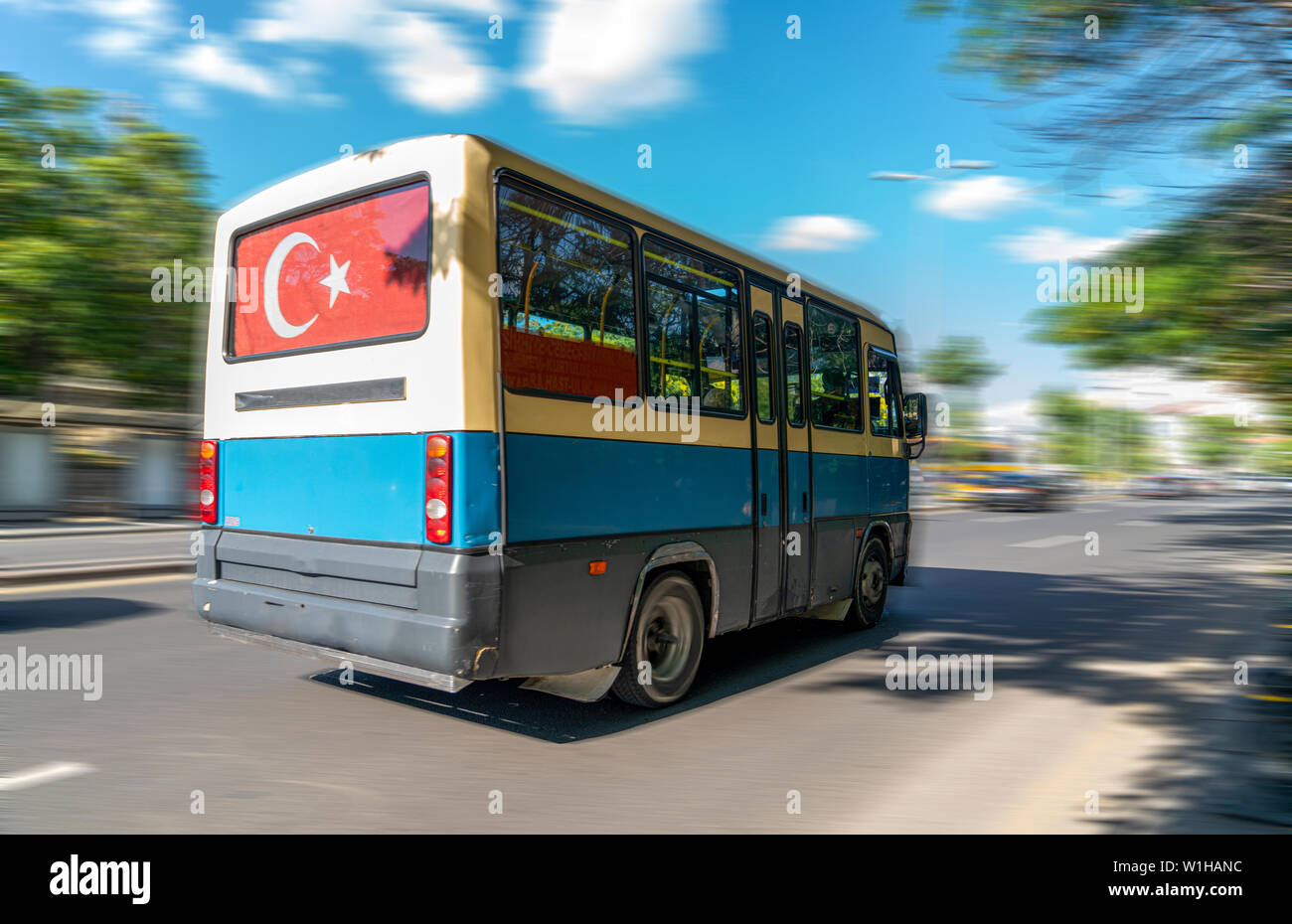 Die beliebten öffentlichen Fahrzeug des Verkehrs heißt 'Dolmus' auf der Straße. Ankara, Türkei. Stockfoto