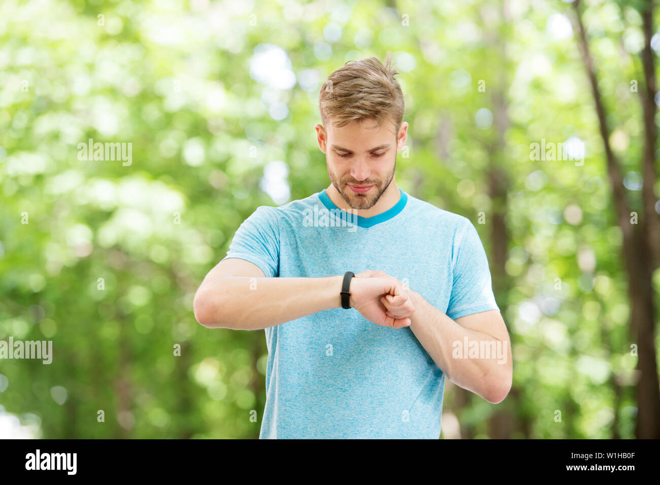 Smart Fitness. Passen Athlet tracking seine Fitness mit Sport Watch. Schöner Athlet mit Fitness Tracker beim Training im Freien. Seine Gesundheit Überwachung mit der besten Fitness Gerät. Stockfoto