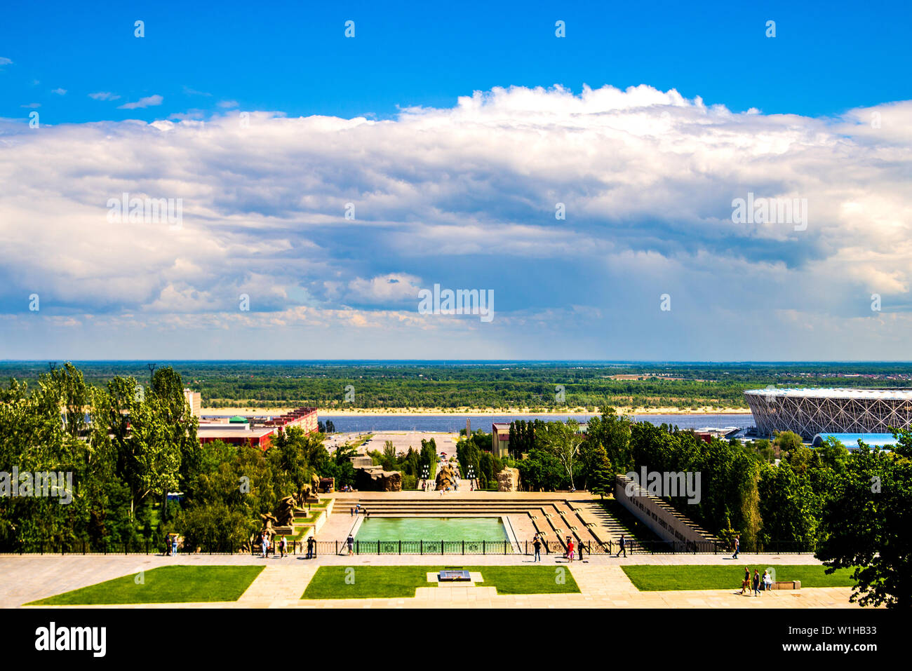 Wolgograd, Russland - 29. Mai 2019: Blick auf die Wolga und dem Fußballstadion Wolgograd Arena, für die FIFA Fußball-Weltmeisterschaft 2018 gebaut, von der Höhe der Ma Stockfoto