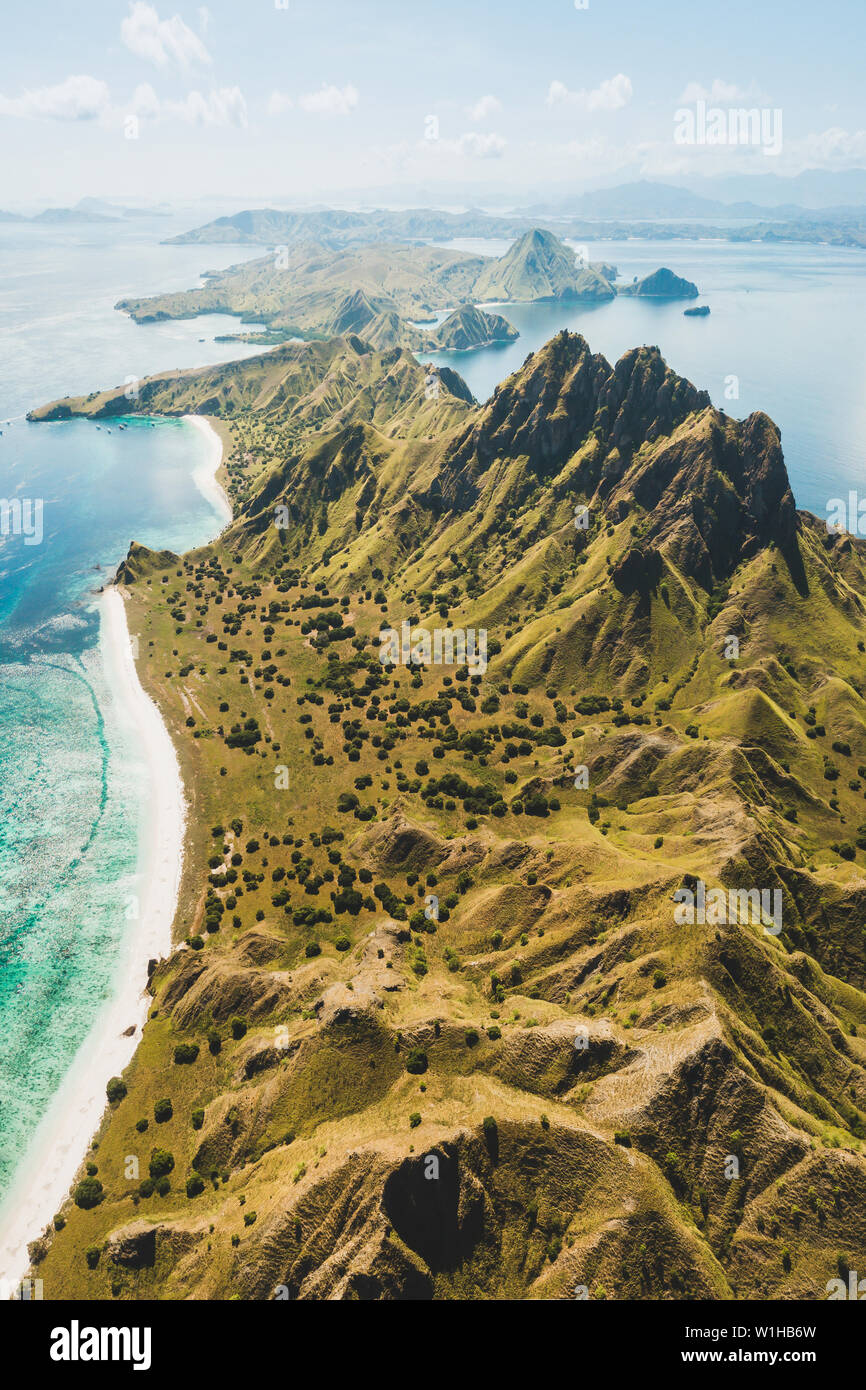 Antenne vertikale Ansicht der Insel Padar im Komodo National Park, Indonesia. Drone schoß, Ansicht von oben. Bergblick und tropischen Strand. Stockfoto