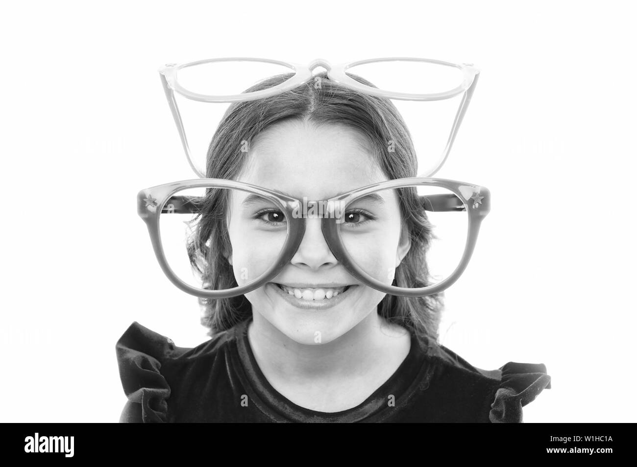 Portrait von glücklichen kleinen Kind. Geburtstag. Kleines Mädchen in Party Brille. Kleines Mädchen gruss Sommer. Kindheit und Glück. Tag der Kinder. Kid Mode und Stil. Junge Mode Experte. Stockfoto