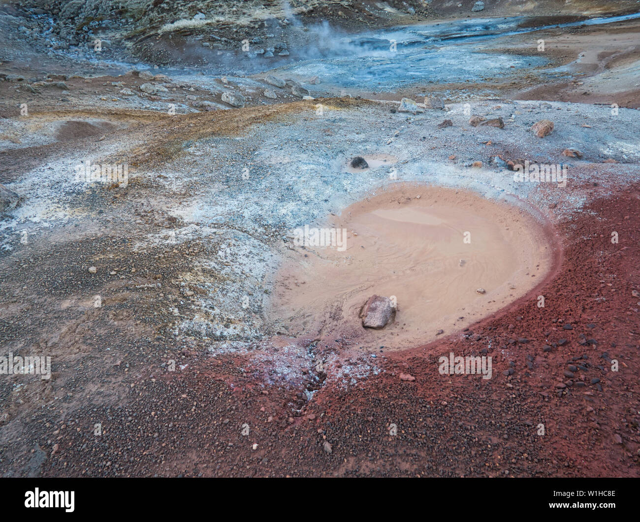 Mehrere kleine Schlammlöcher und die bunte Farbe der Erde in Krysuvik Weiler Stockfoto