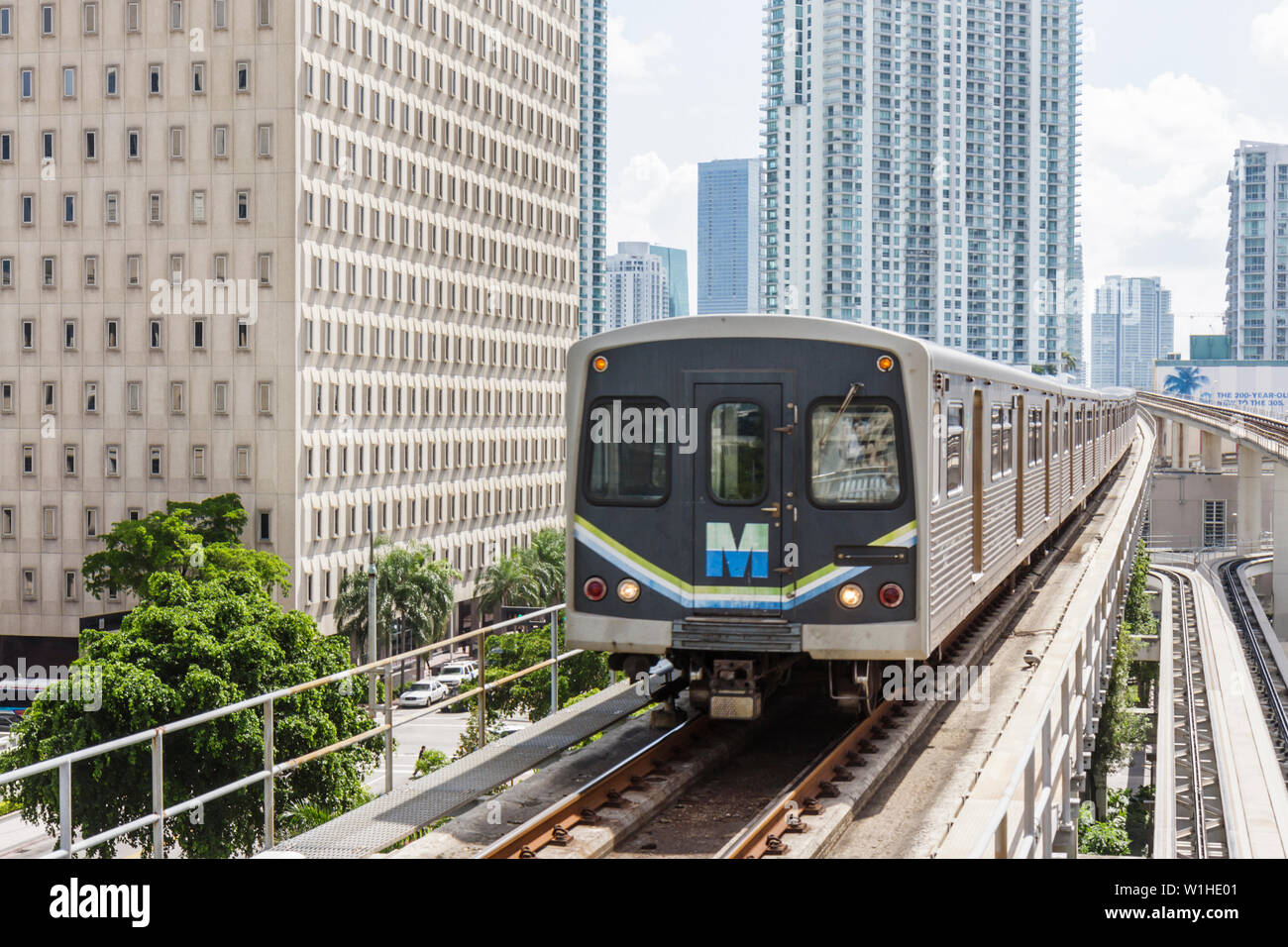 Miami Florida, Government Center Metrorail Station, Nahverkehr, erhöhte Gleise, Zug, Skyline der Innenstadt, Bürogebäude, Skyline der Stadt, FL091015010 Stockfoto