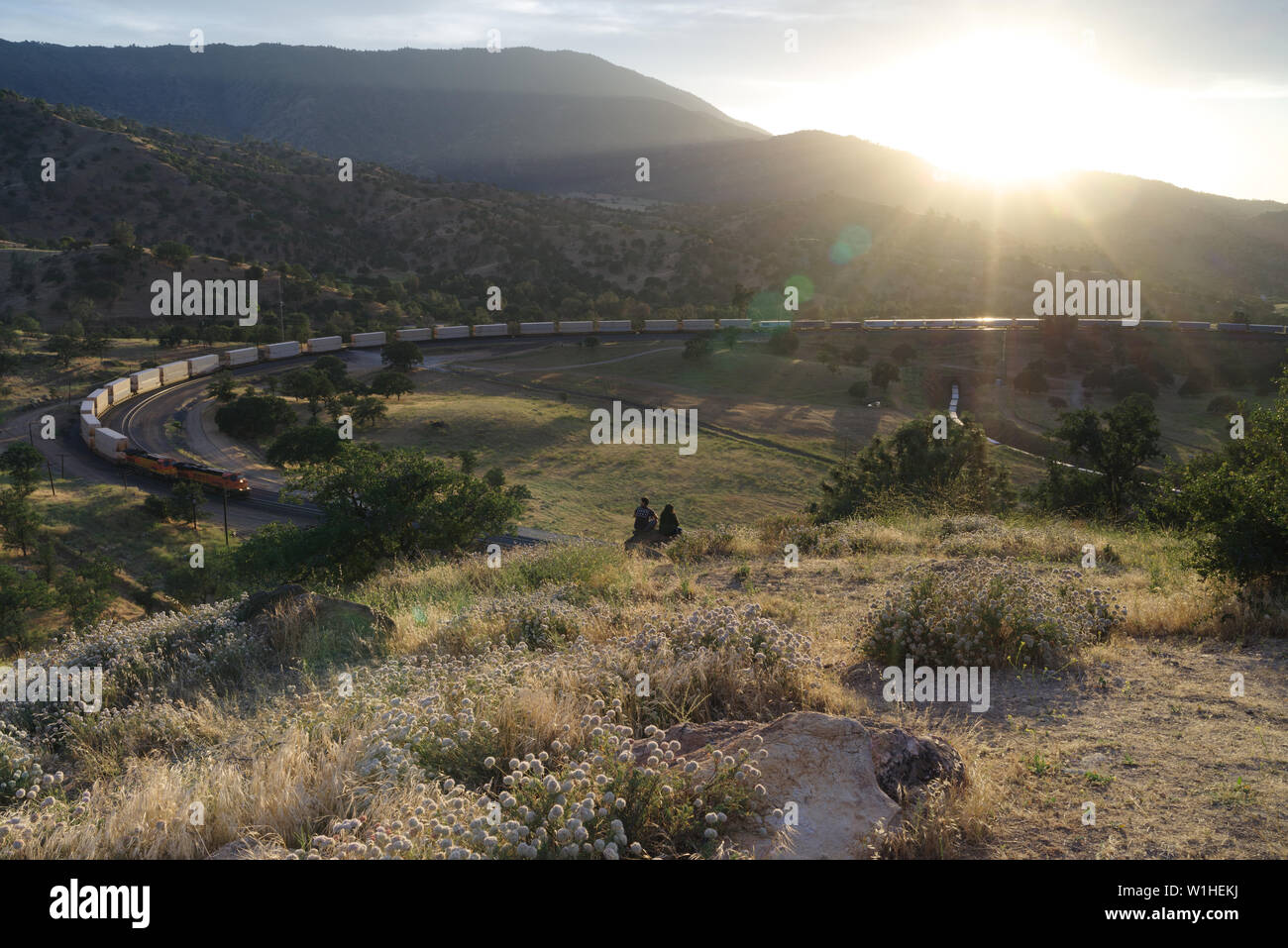 Die Abbildung zeigt die berühmten Tehachapi Loop in Kern County, Kalifornien. Stockfoto