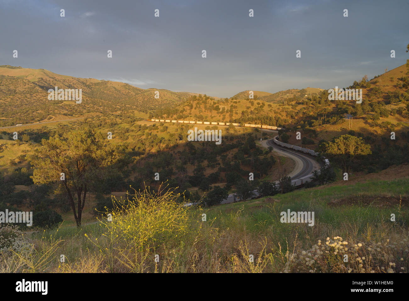 Die Abbildung zeigt die berühmten Tehachapi Loop in Kern County, Kalifornien. Stockfoto