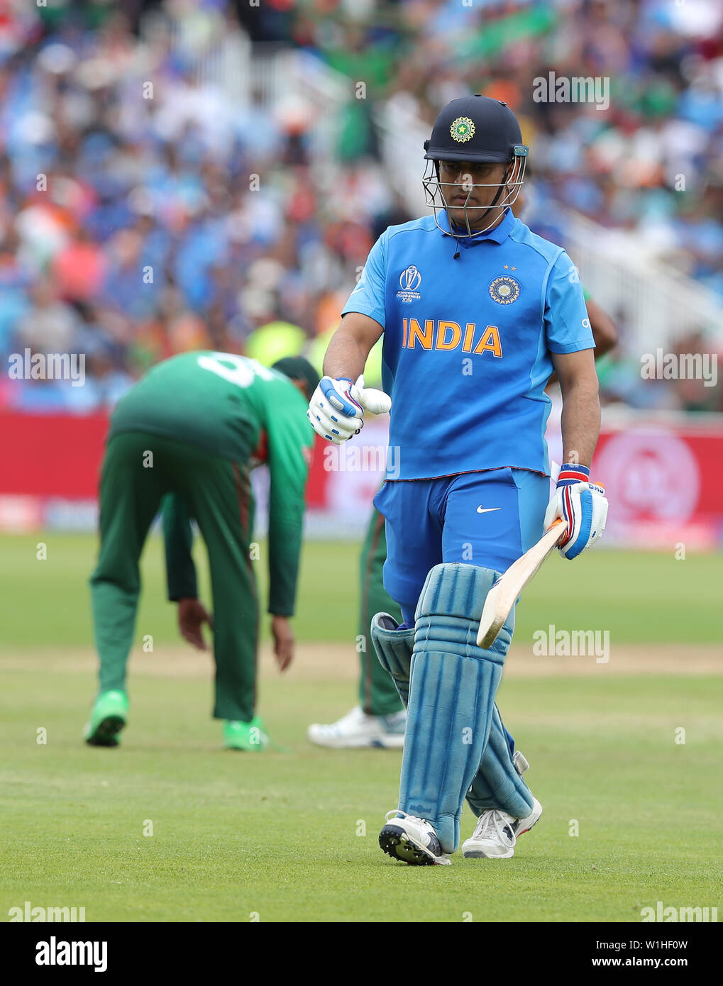 Edgbaston, 2. Juli 2019. MS Dhoni resturning Zurück zum Pavillon, nachdem er durch Mustafizur Shakib der Gefangenen während der WM-Spiel zwischen I Stockfoto