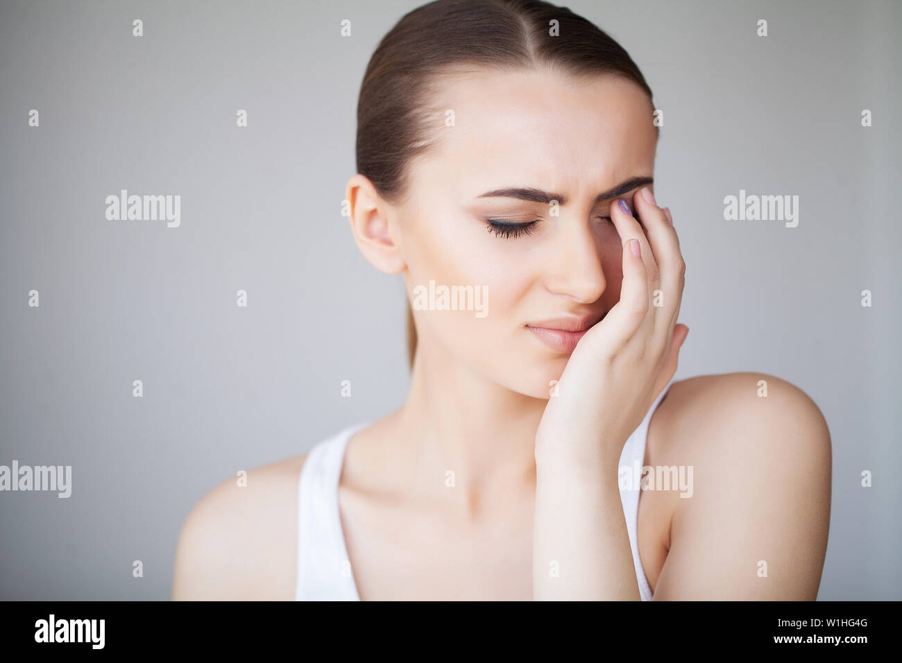 Schmerz, müde, erschöpft, betonte Frau leidet unter starken Schmerzen am  Auge. Porträt einer schönen jungen Frau, Übelkeit, Kopfschmerzen, Schmerzen  und Nase Stockfotografie - Alamy