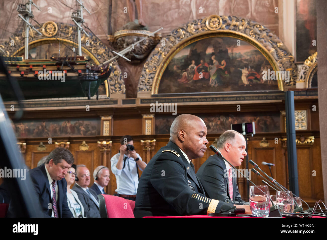 Generalleutnant Stephen M. Twitty, Stellvertretender Kommandant, United States European Command und Douglas D. Jones, Stellvertreter des Ständigen Vertreters, United States verpassen Stockfoto