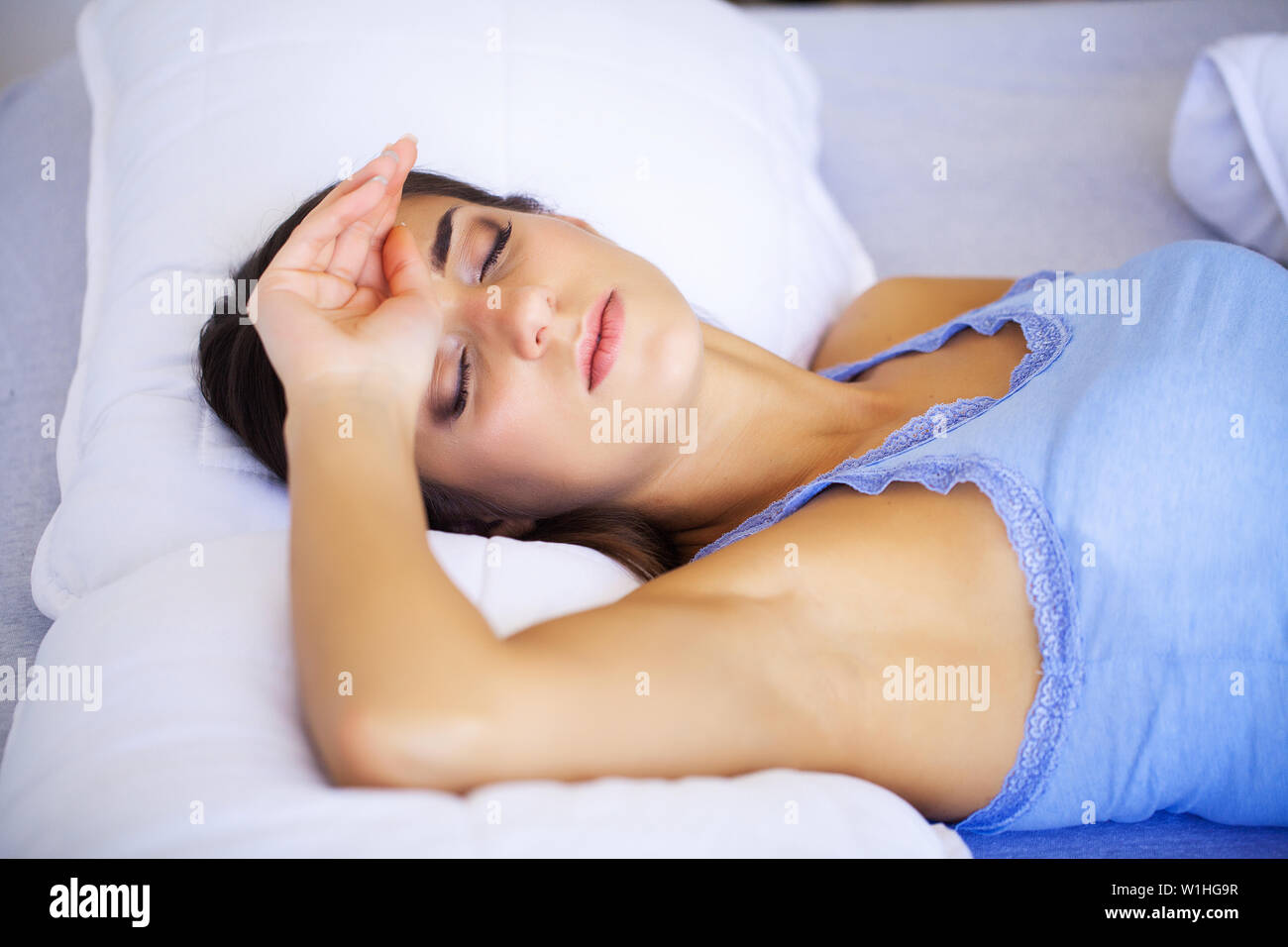 Kopfschmerzen. Eine müde, erschöpft, junge Frau, die von einer starken Kopfschmerzen Verspannungen leidet. Porträt einer wunderschönen krankes Mädchen leiden unter großen Stockfoto