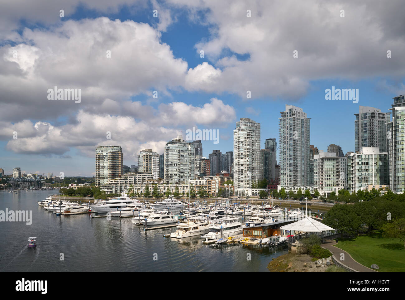 Yaletown False Creek Marina. Ein Hafen Fähre in False Creek in der Nähe von Downtown Vancouver Yaletown entfernt. British Columbia, Kanada. Stockfoto