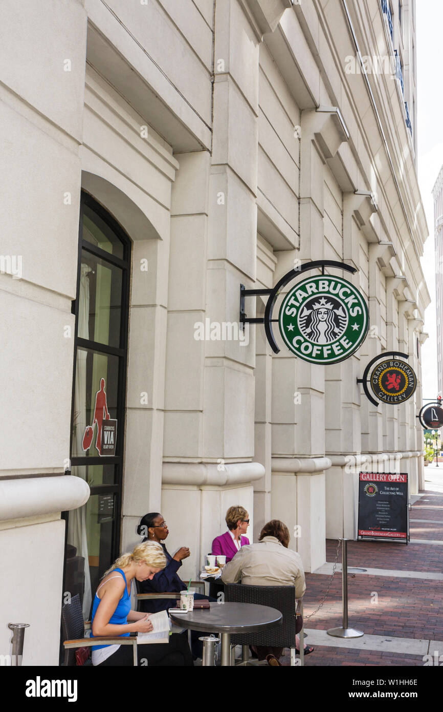 Orlando Florida, South Orange Avenue, Downtown, Cafe, Starbucks Coffee, Barista, Kette, Logo, Café, Straße, Bürgersteig, Tisch, Schwarze Afrikaner Ethnie Stockfoto
