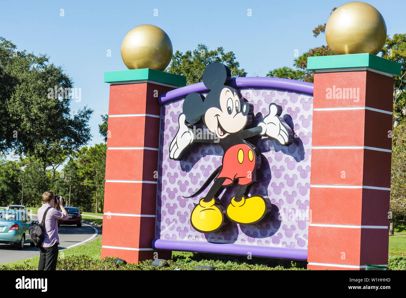 Orlando Florida, Buena Vista, Walt Disney World Resort, Eingang, Vorderseite, Schild, Mickey Mouse, Zeichentrickfigur, Themenpark, Unterhaltung, Männer Stockfoto