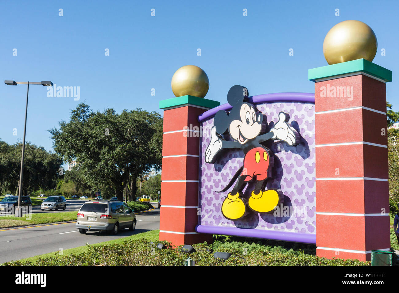 Orlando Florida, Buena Vista, Walt Disney World Resort, Eingang, Vorderseite, Schild, Logo, Mickey Mouse, Zeichentrickfigur, Themenpark, Unterhaltung, Fahrbahn, Van, Colu Stockfoto