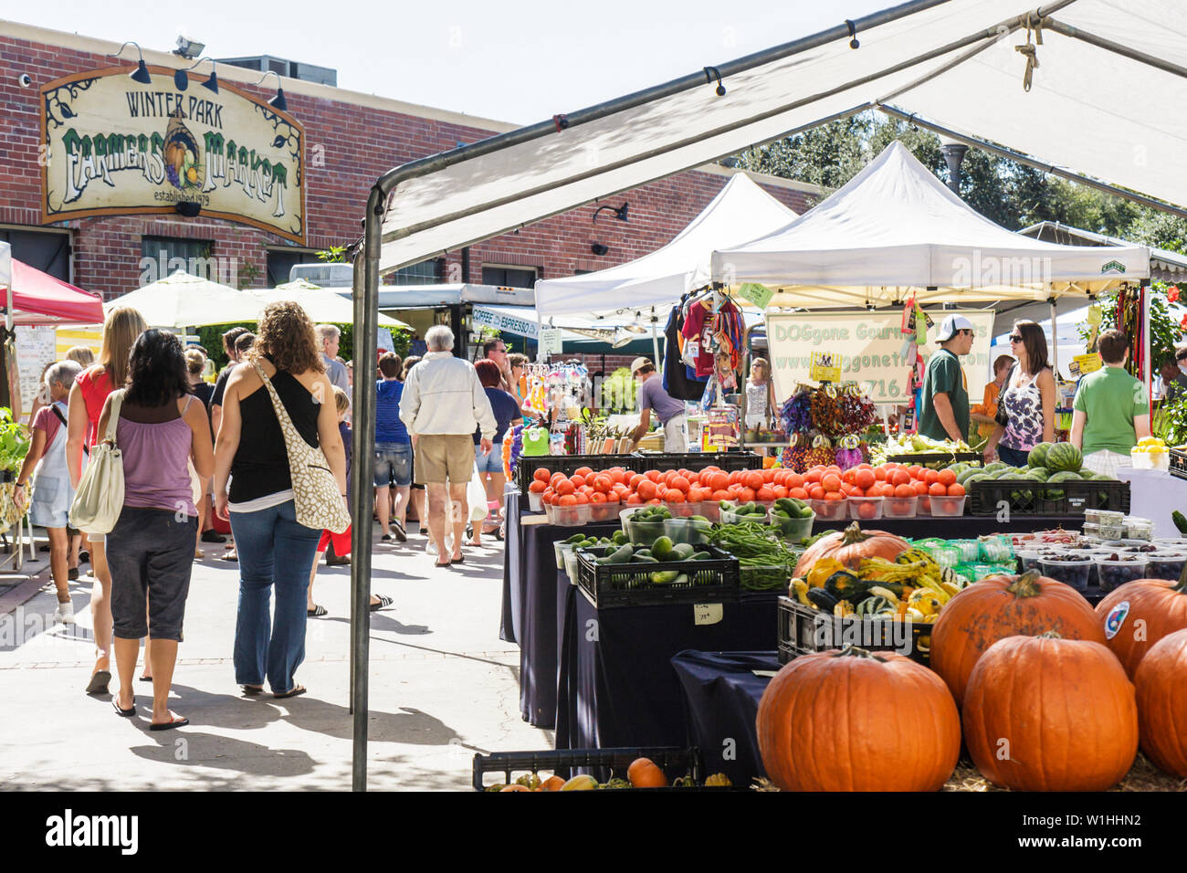 Winter Park Florida, Farmer's, Farmers Market, Shopping Shopper Shopper Shop Shops Märkte Marktplatz Kauf Verkauf, Einzelhandel Geschäfte Business Bus Stockfoto