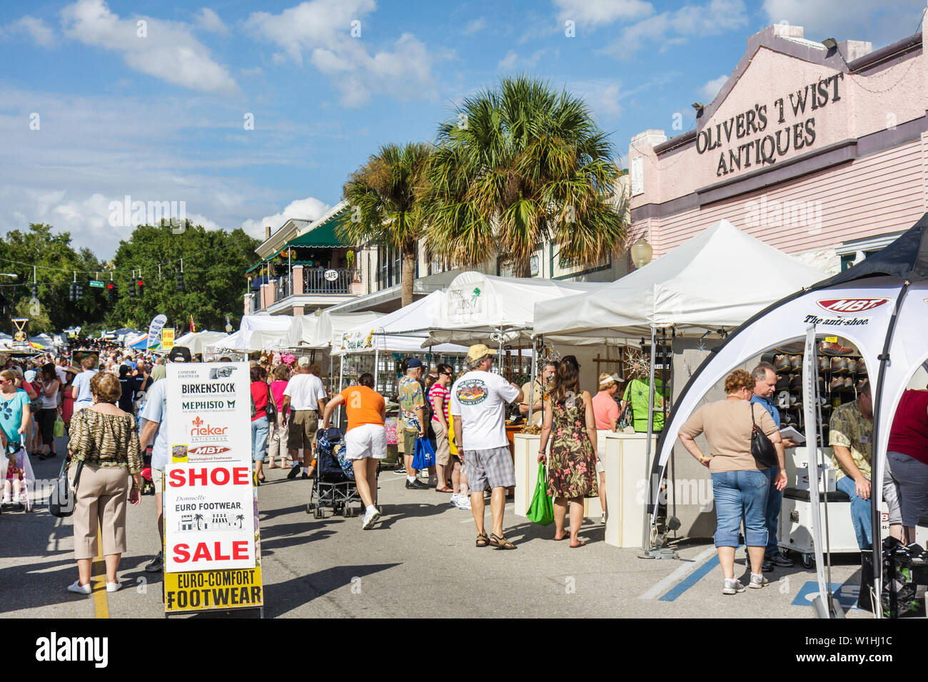 Mt. Mount Dora Florida, jährliche Handwerksmesse, besondere Gemeinschaft, Straßenfest, Verkäufer, Stände Stand Stand Markt Kauf Verkauf, Zelt, Schuhverkauf, Krähe Stockfoto