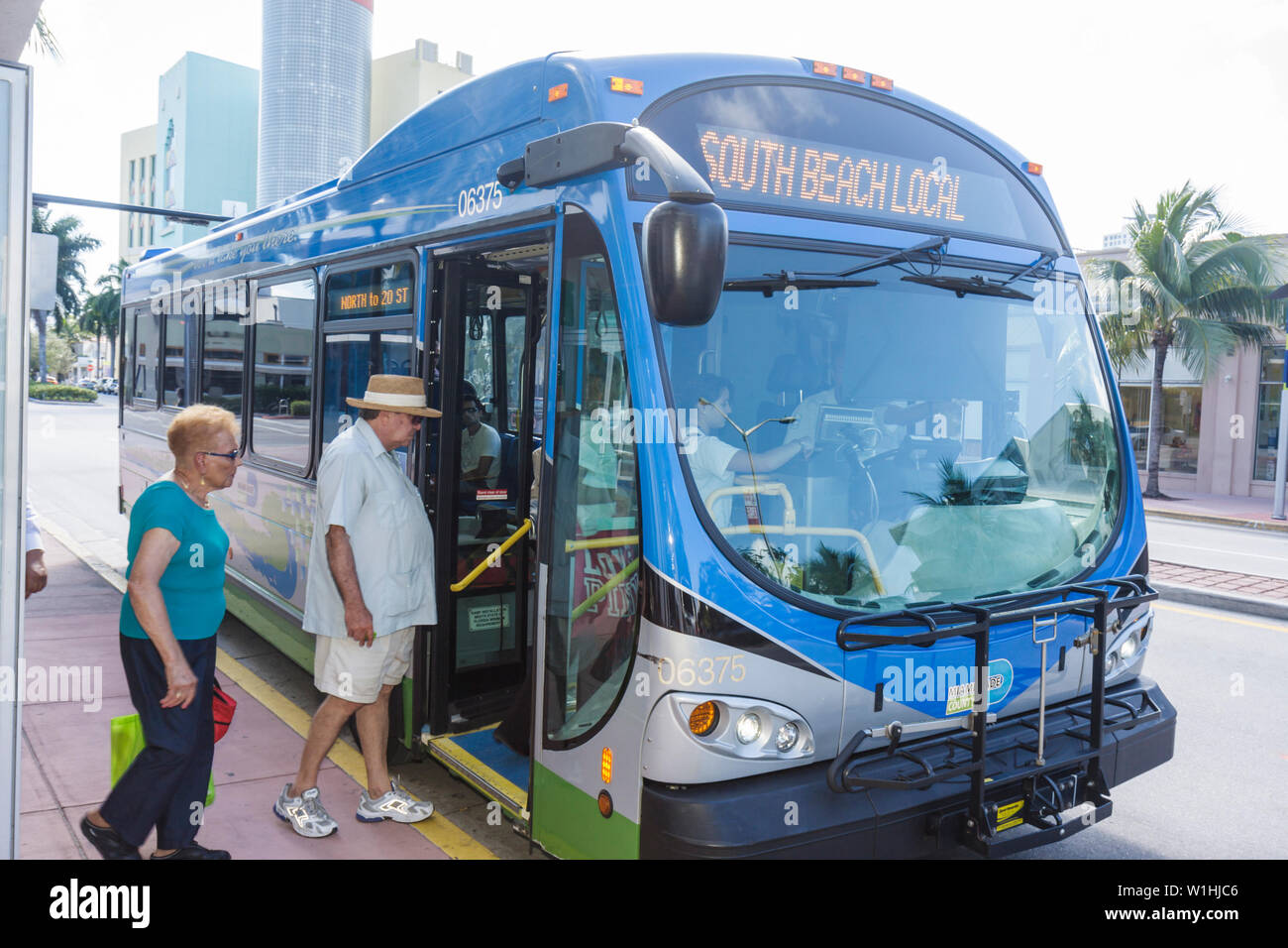 Miami Beach Florida, Metrobus, South Beach Local, Nahverkehr, Passagierpassagiere Fahrer, Boarding, Stopp, Mann Männer männlich, Frau weibliche Frauen, niedriger Boden, Stockfoto