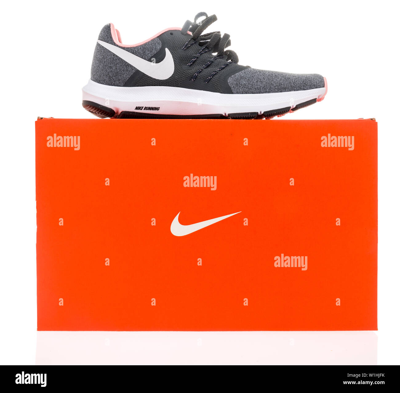 Winneconne, WI - 29 Mai 2019: Ein Nike Swift Run Schuh saß oben auf der  einen Nike Schuhkarton auf einem isolierten Hintergrund Stockfotografie -  Alamy