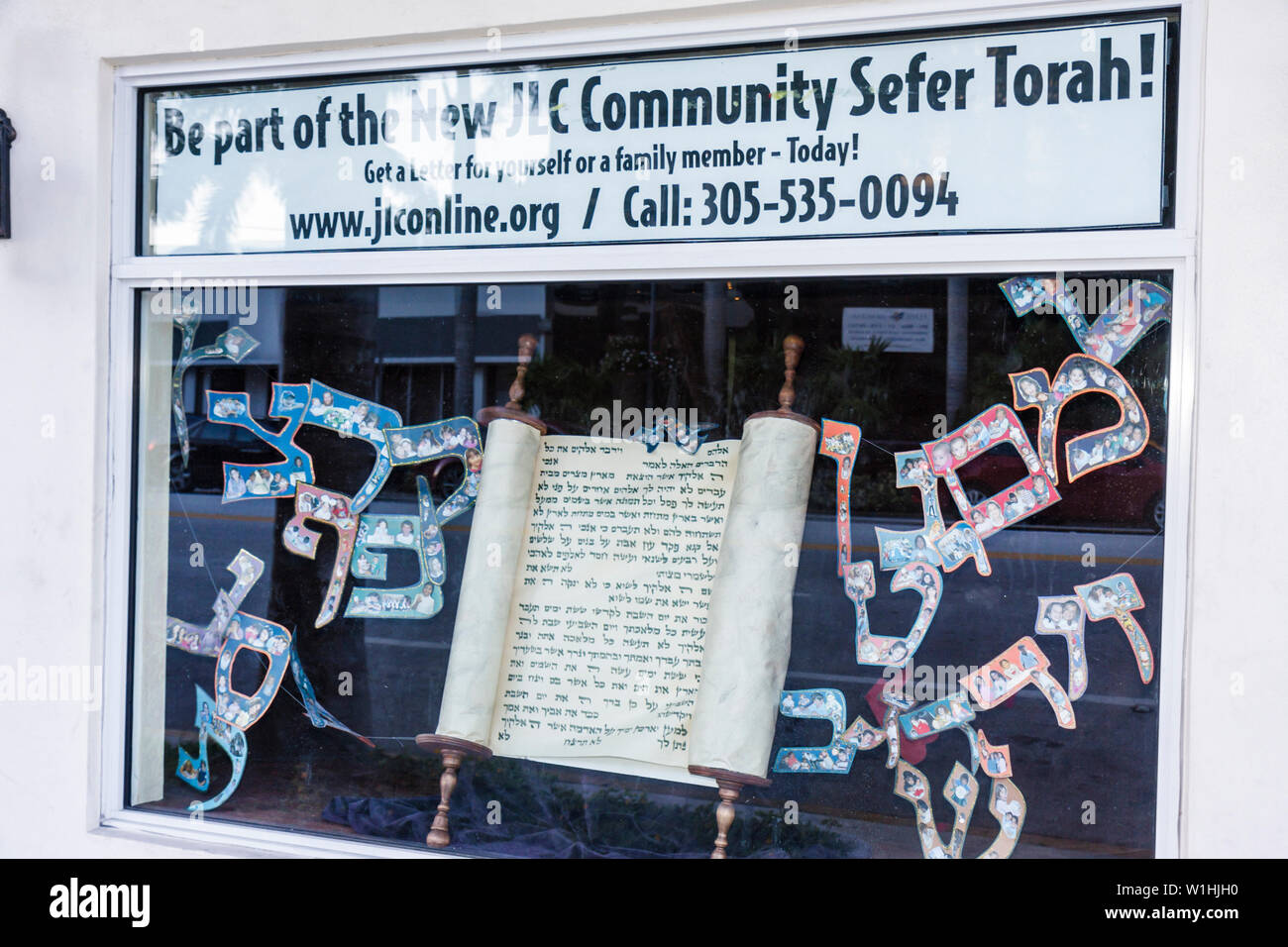 Miami Beach, Florida, 41. Straße, Arthur Godfrey Road, Jüdisches Lernzentrum Chabad, Schaufensterverkauf, Fundraiser, Torah-Schreiben, Religion, Judentum, Herita Stockfoto