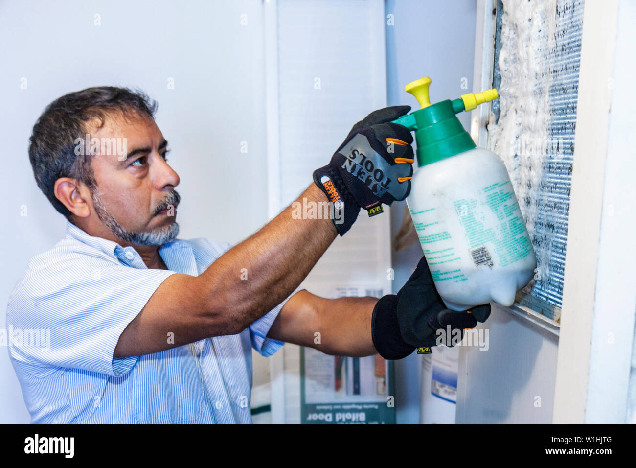 Miami Beach Florida, Presidential Wohnanlagen, Klimaanlage, Klimaanlage, Klimaanlage, Reparatur, Mechaniker, Mechaniker, arbeiten, arbeiten, Angestellte Arbeiter Angestellte, his Stockfoto