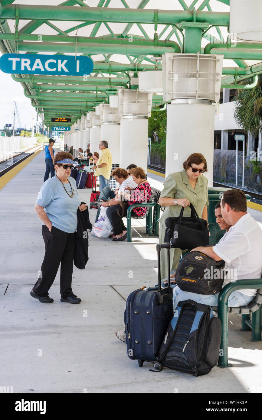 Miami Florida, Tri Rail, Zug, Pendlerbahn, öffentlicher Nahverkehr, Nahverkehr, Bahnhof, Track 1, Bahnsteig, Passagiere Fahrer, warten, Erwachsener Stockfoto