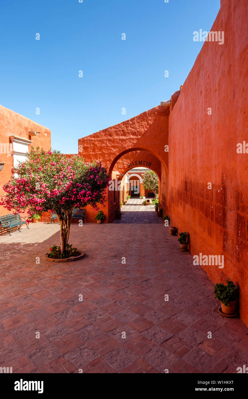 Eingang zum Kloster Santa Catalina, das Kloster der Heiligen Katharina, Arequipa, Peru. Stockfoto
