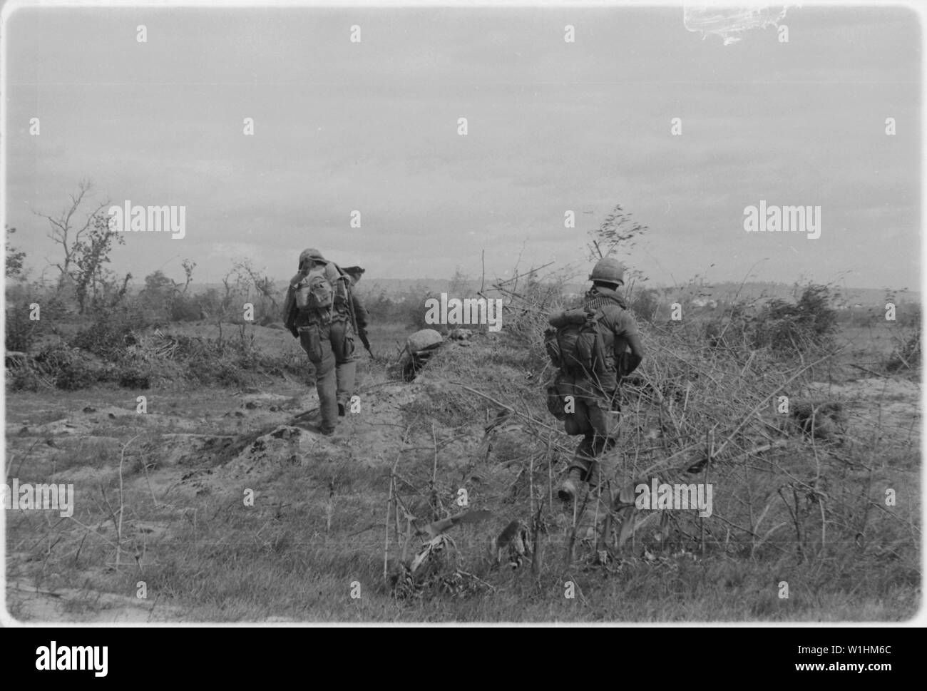 Foto von Marines Kontrolle einen Bunker; Umfang und Inhalt: Original Bildunterschrift: Vietnam.... Männer der 2. Plt., Co.B, 1.Bn., 3 Marines, prüfen, einen Bunker nach dem Blasen mit einer Granate. Stockfoto