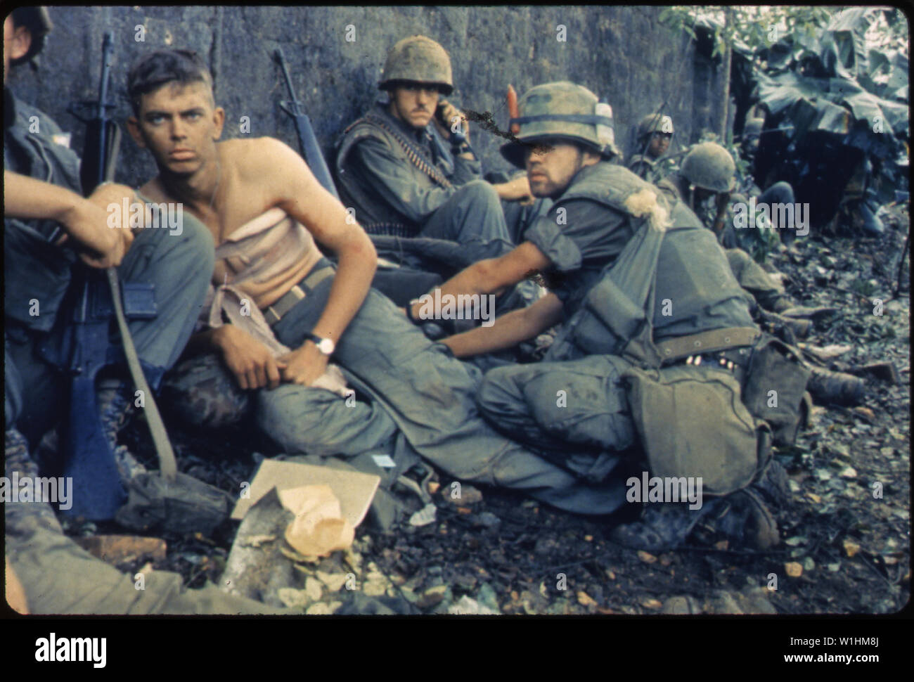 Foto von Soldaten in der Stadt Hue; Umfang und Inhalt: Original Bildunterschrift: Zwanzigsten Jahrhunderts Engel der Gnade - D.R.Howe (Glencoe, MN) behandelt die Wunden der Private First Class D. A. Crum (New Brighton, PA), H Firma, 2.BATAILLON, fünfte Marine Regiment, während des Betriebs Stadt Hue. Stockfoto