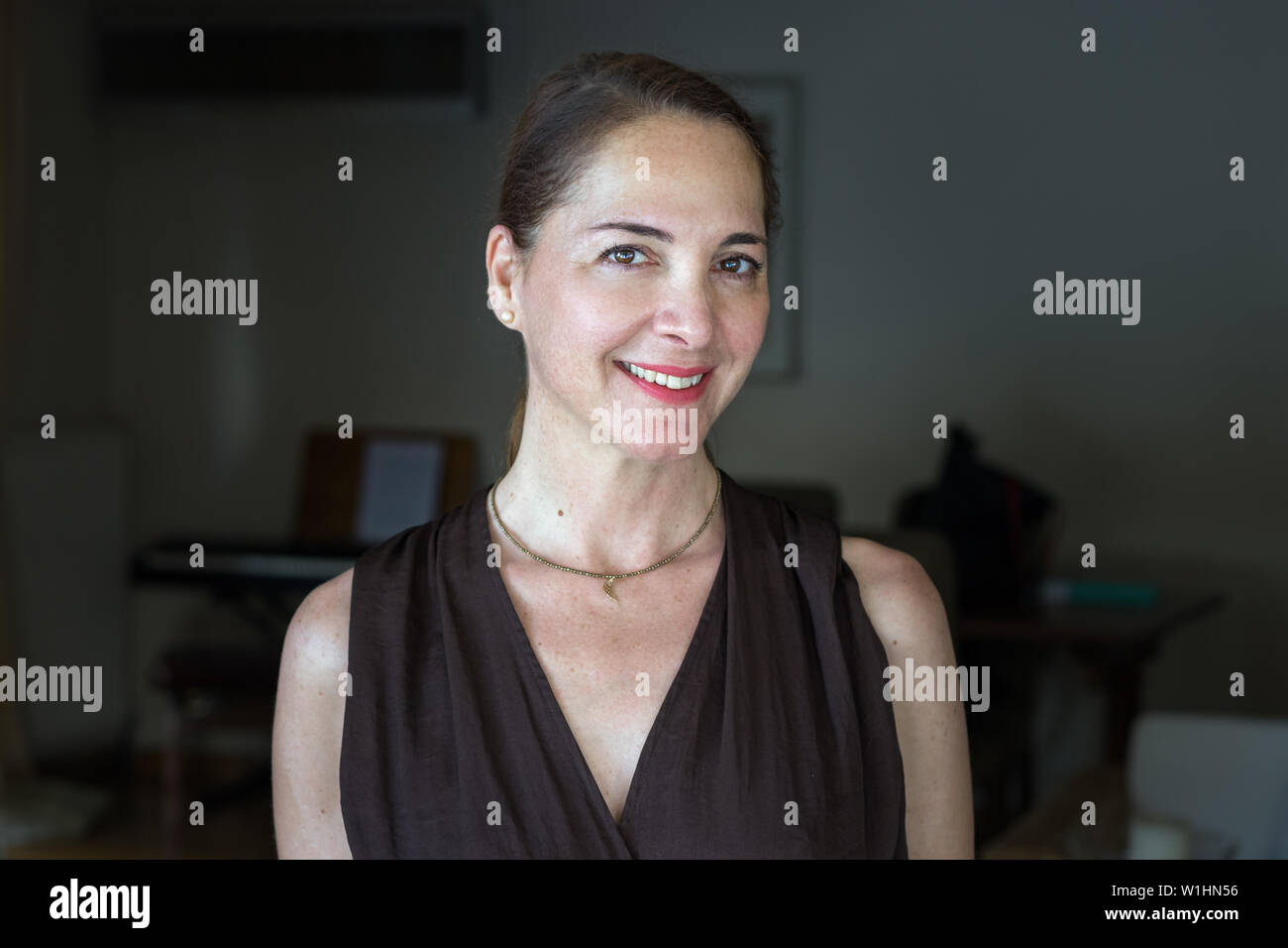 Porträt einer reifen Frau, 40s, Lächeln, die Kamera an ihrem Haus. Stockfoto