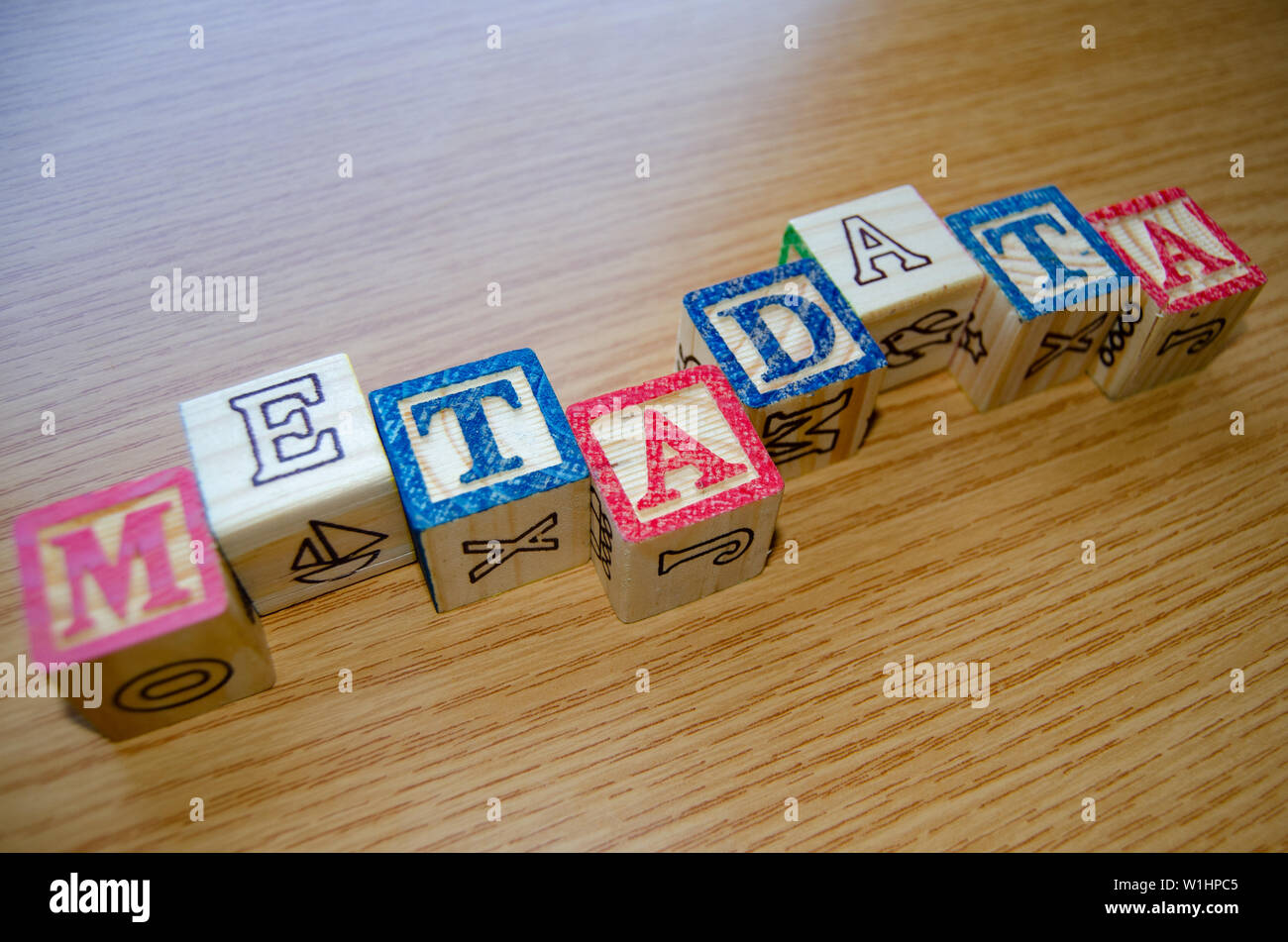 Pädagogisches Spielzeug Würfel mit Buchstaben organisierten word Metadaten - Verschlagwortung und Suchmaschinenoptimierung Konzept anzuzeigen Stockfoto