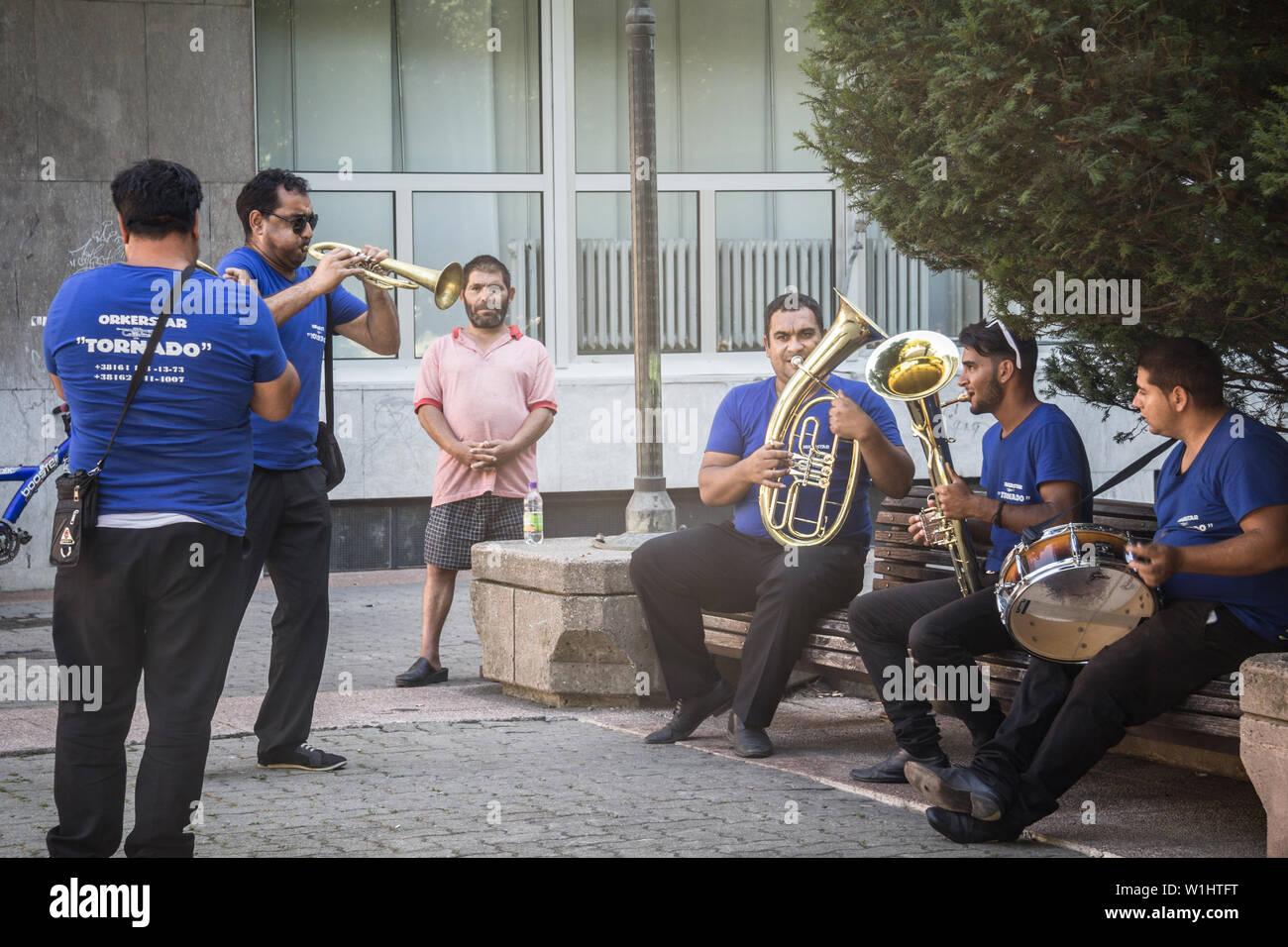 PANCEVO, Serbien - August 1, 2015: Roma Musik Band proben vor einer Hochzeit performance in einem Vorort von Belgrad, in Pancevo. Diese Bänder werden Calle Stockfoto