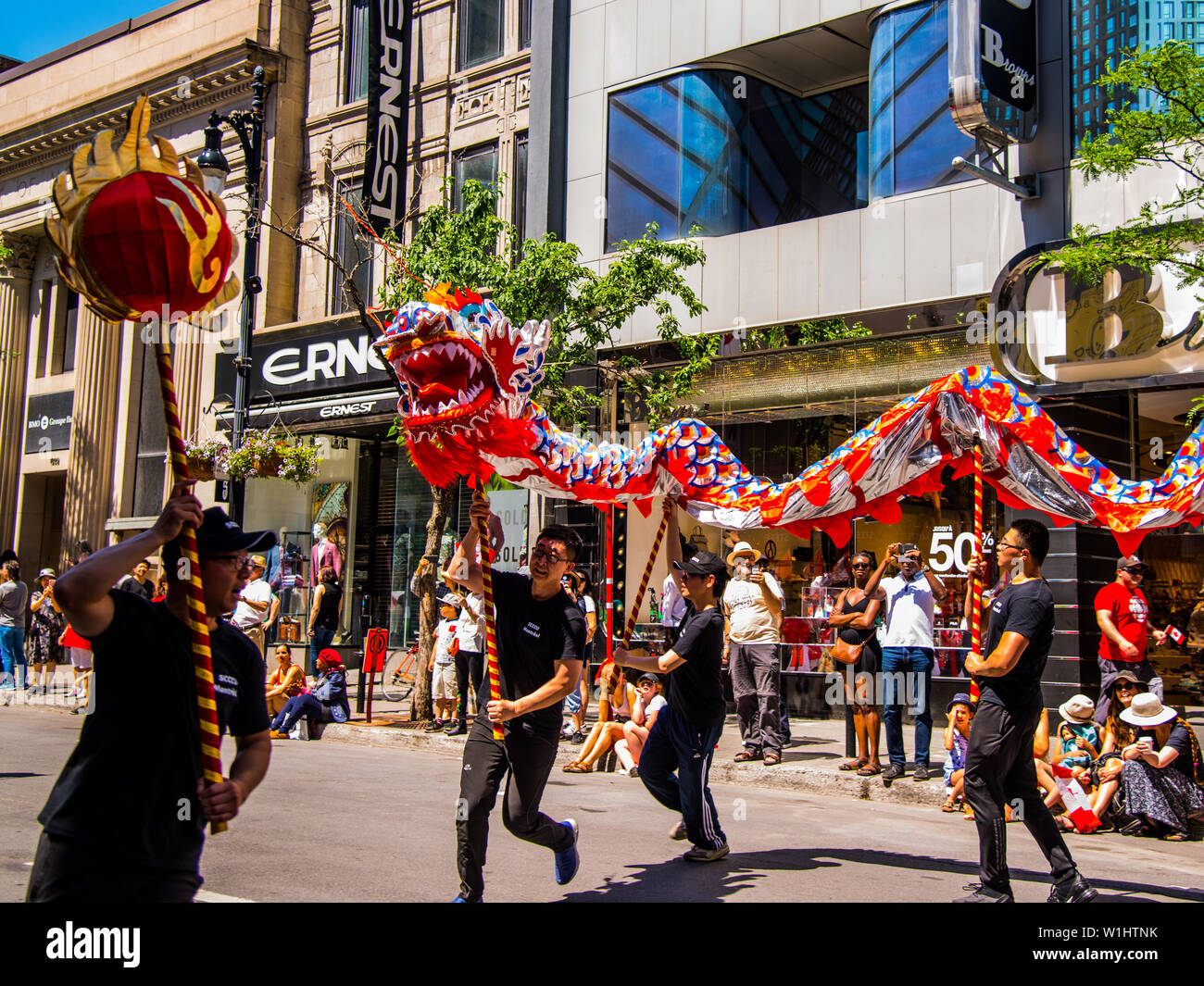 Die chinesische Ethik zeigen und der Drache Tanz in der Canada Day Parade in der Innenstadt von Montreal Stockfoto