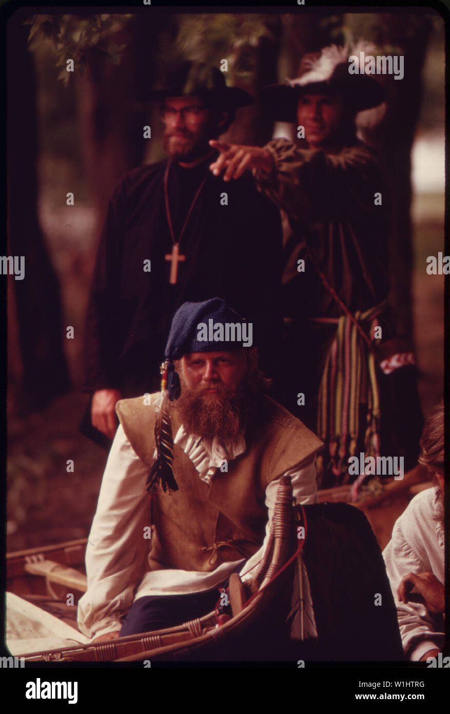 Auf den Spuren des Vaters MARQUETTE ERFORSCHUNG DES Mississippi und seinen Nebenflüssen, dreihundert Jahre später sind: VATER CHARLES MCENERRY als MARQUETTE, REID LEWIS ALS JOLIET, UND DAS KANU (ein Nachbau des Originals), LEE BROSKE. TOWER HILL STATE PARK AM UFER DES WISCONSIN RIVER Stockfoto