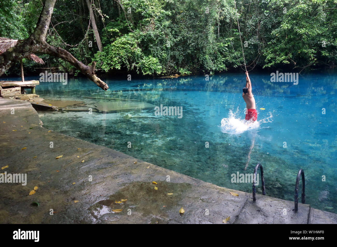 Touristische Schwingen am Seil in RiRi Blue Hole, Espiritu Santo, Vanuatu. Keine MR oder PR Stockfoto