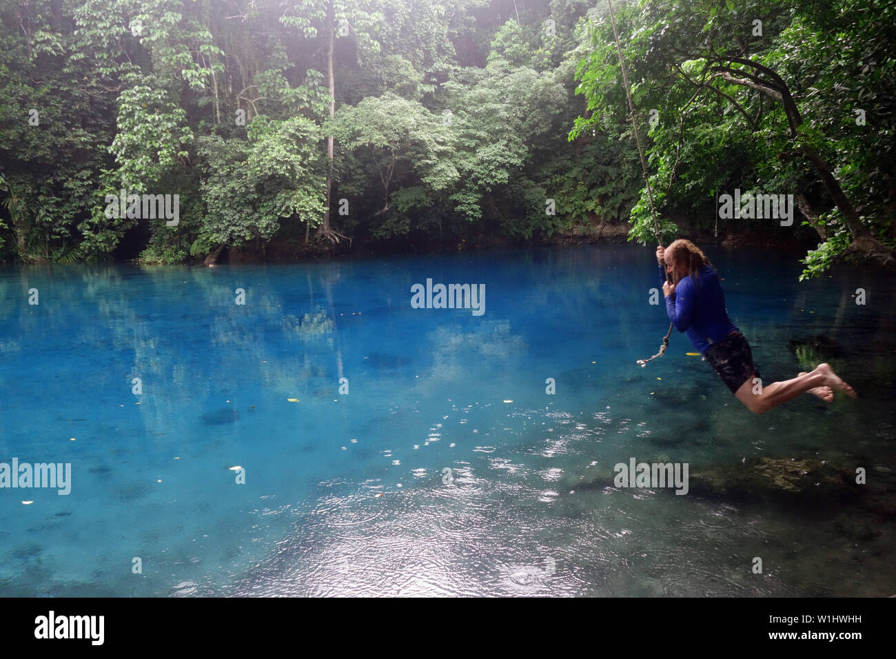 Touristische Schwingen am Seil in RiRi Blue Hole, Espiritu Santo, Vanuatu. Keine MR oder PR Stockfoto