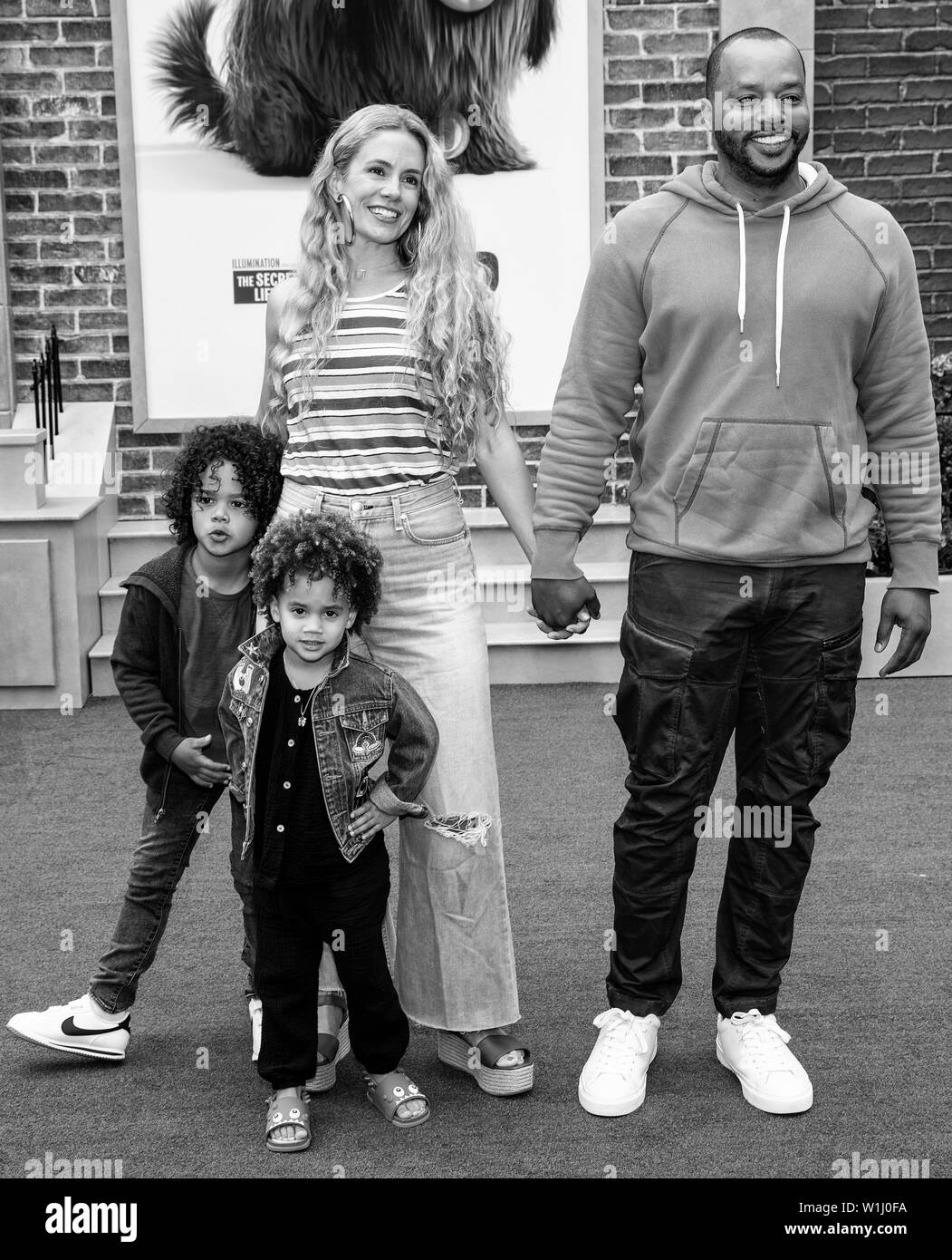 Los Angeles, CA - Juni 02, 2019: Donald Faison (oben, R), Frau CaCee Cobb (L), Kinder Rocco und Wilder die Premiere von Universal Pictures'' teilnehmen. Stockfoto