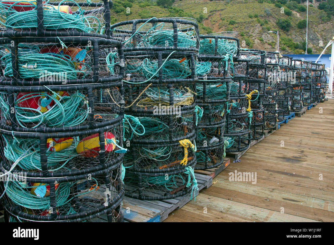 Krabbe Töpfe gestapelt auf Port San Luis Pier Stockfoto